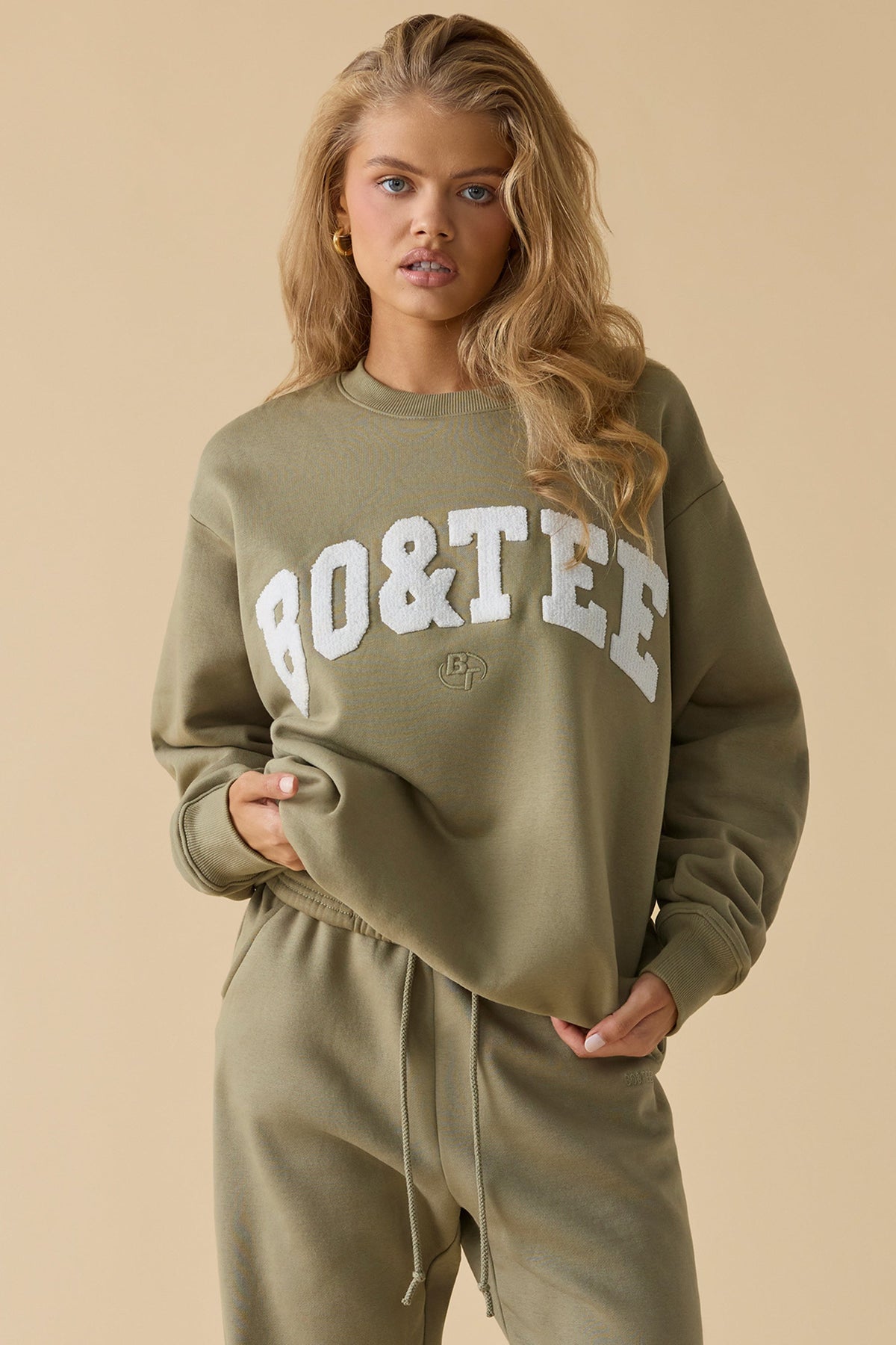 Chic Oversized Crew Neck Sweatshirt in Soft Olive