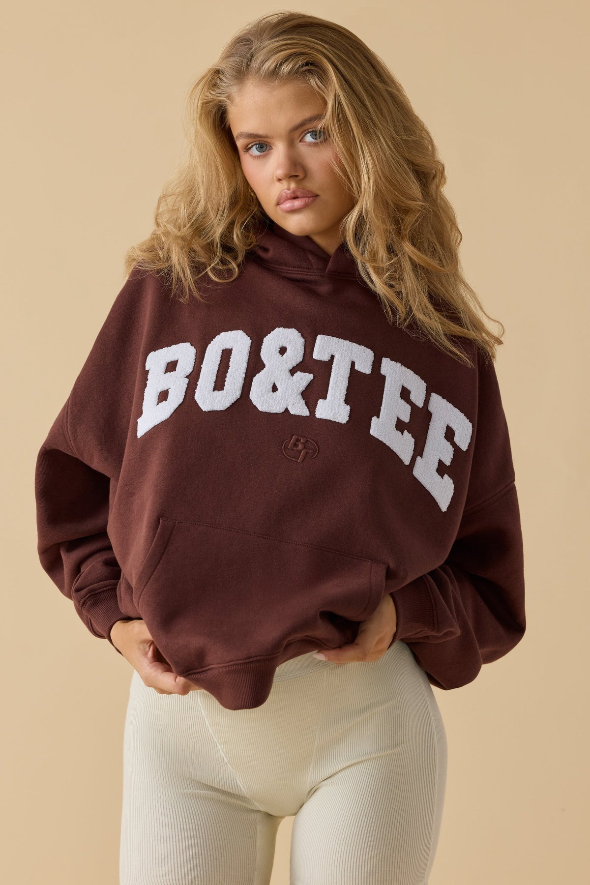 Chic Oversized Hooded Sweatshirt in Mahogany