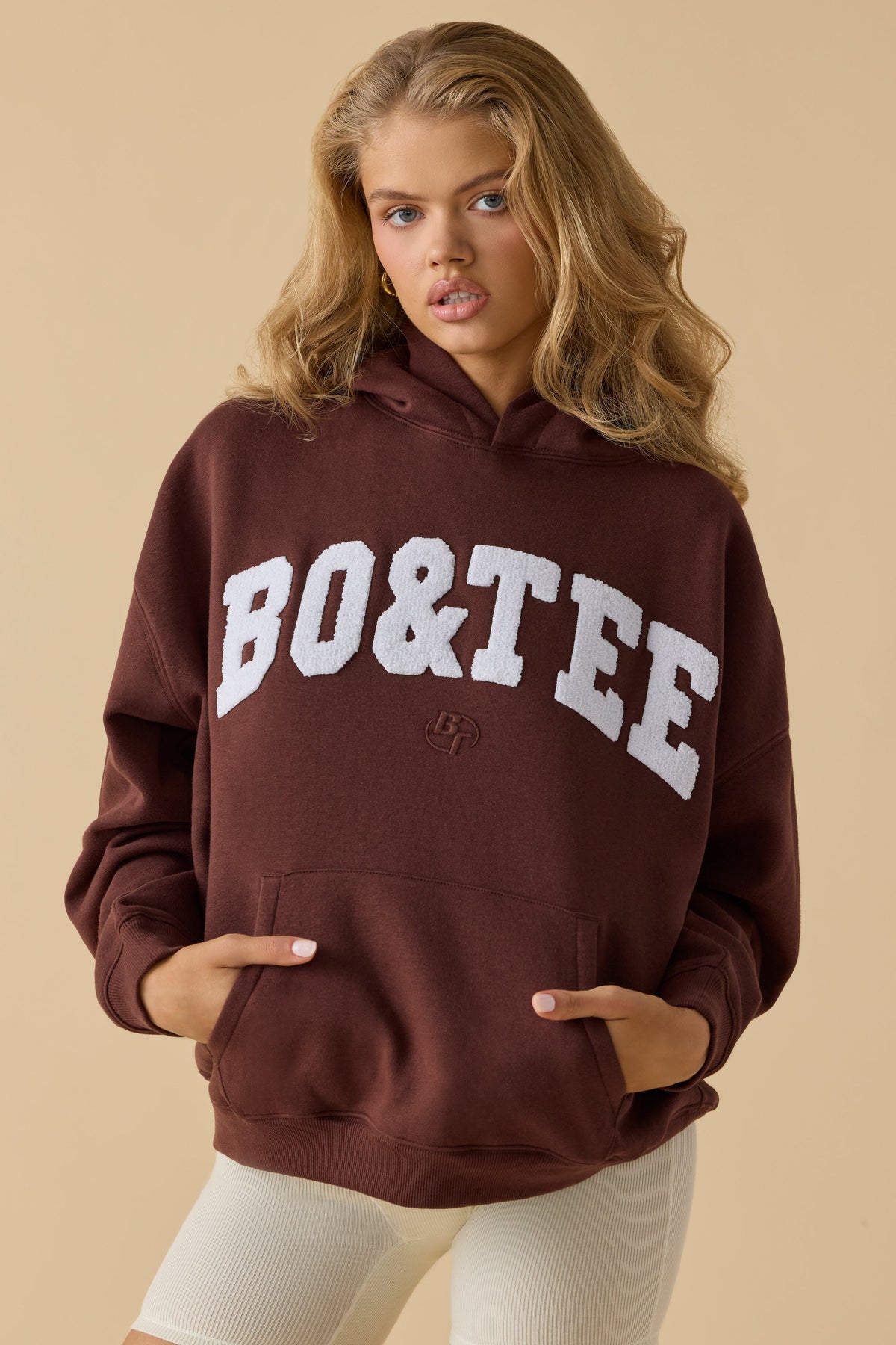 Chic Oversized Hooded Sweatshirt in Mahogany