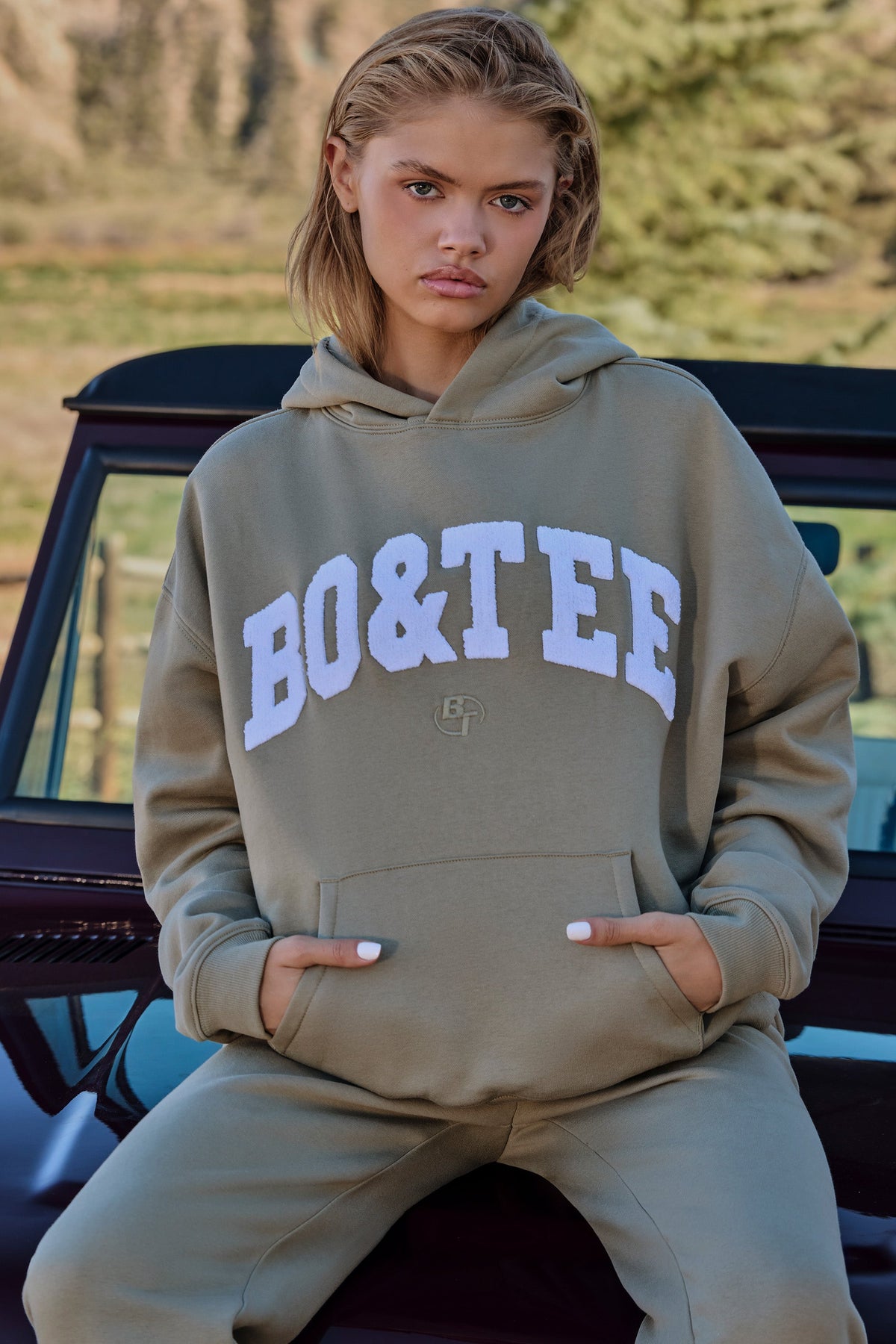 Chic Oversized Hooded Sweatshirt in Soft Olive