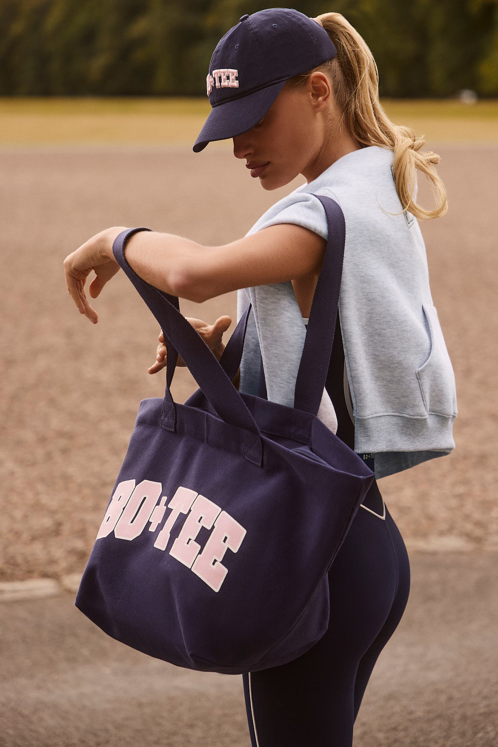 Chic Oversized Tote Bag in Classic Navy