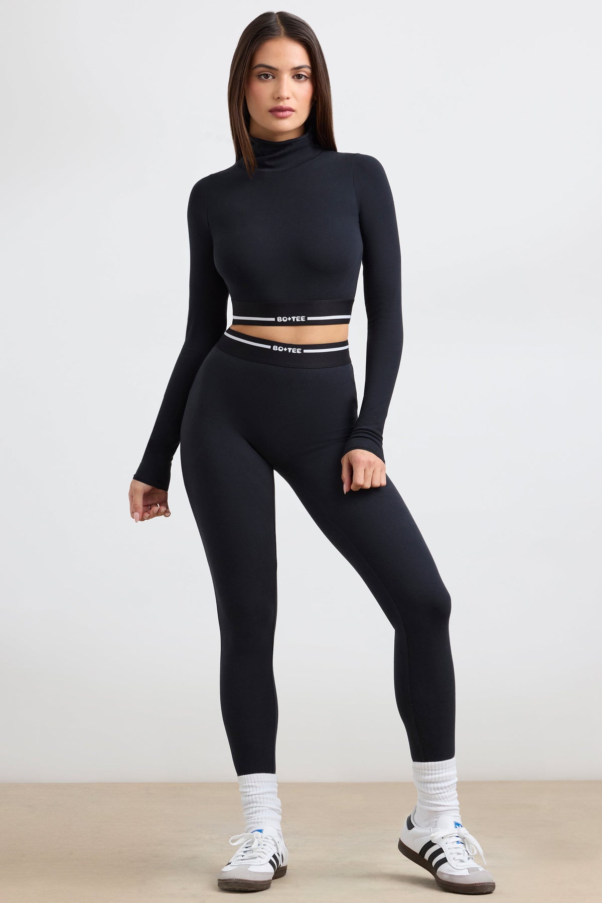 Chic Backless Turtleneck Long-Sleeve Crop Top in Black