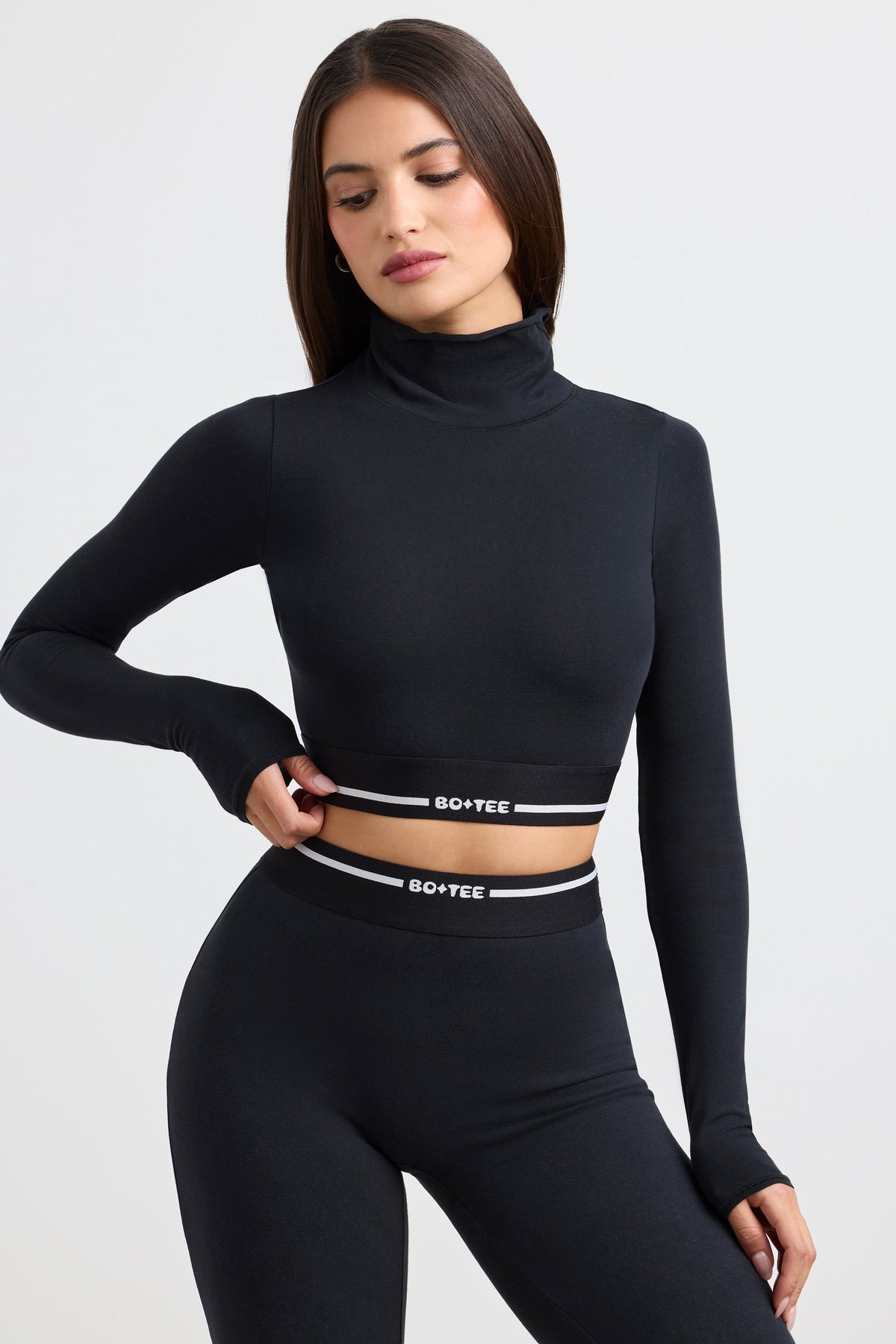 Chic Backless Turtleneck Long-Sleeve Crop Top in Black