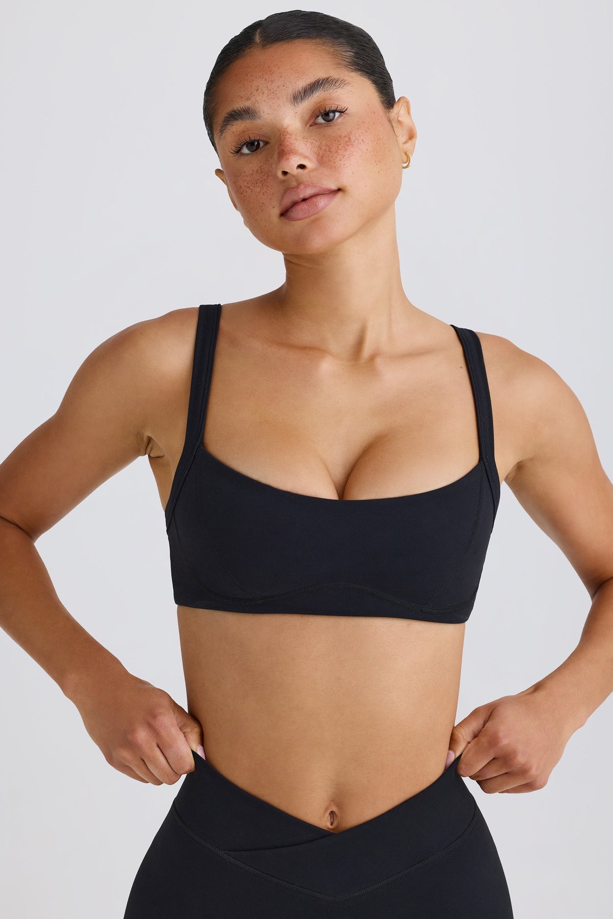 Chic Soft Active Contrast-Trim Sports Bra in Black