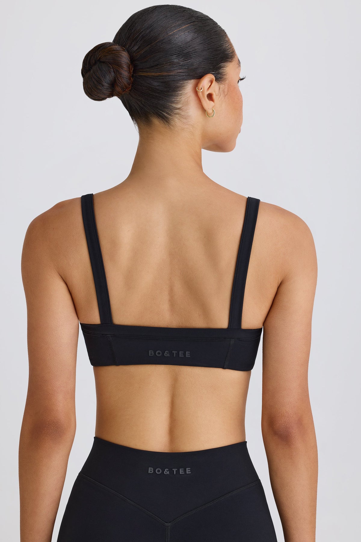 Chic Soft Active Contrast-Trim Sports Bra in Black