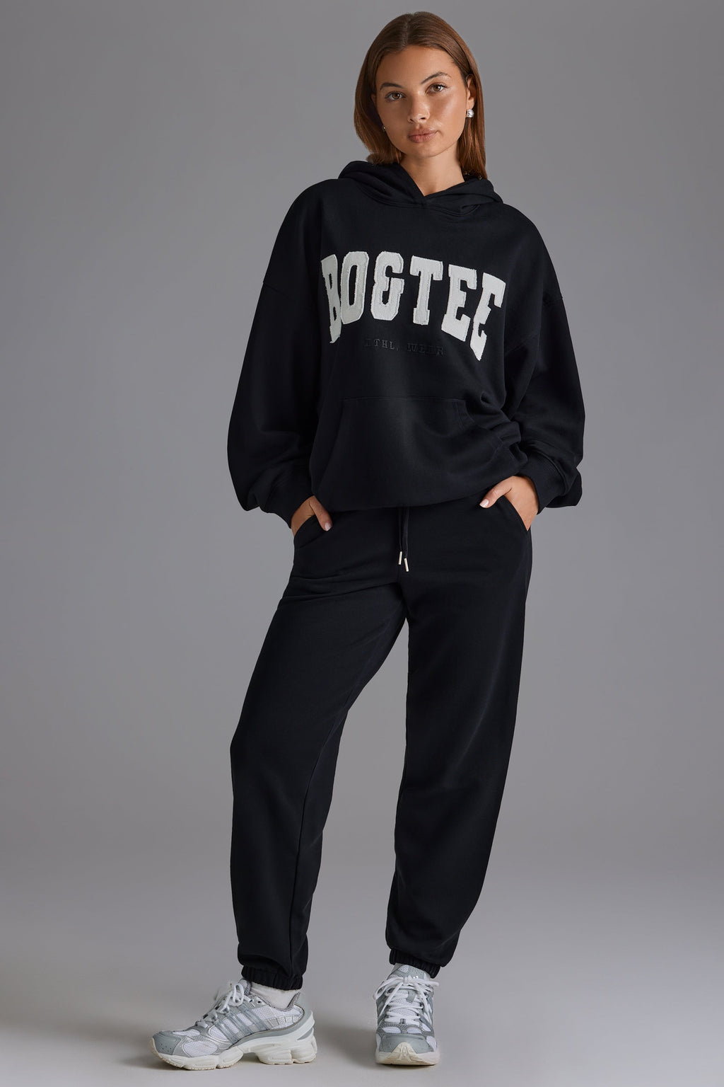 Chic Soft Cotton Jersey Relaxed Mid-Rise Joggers in Black