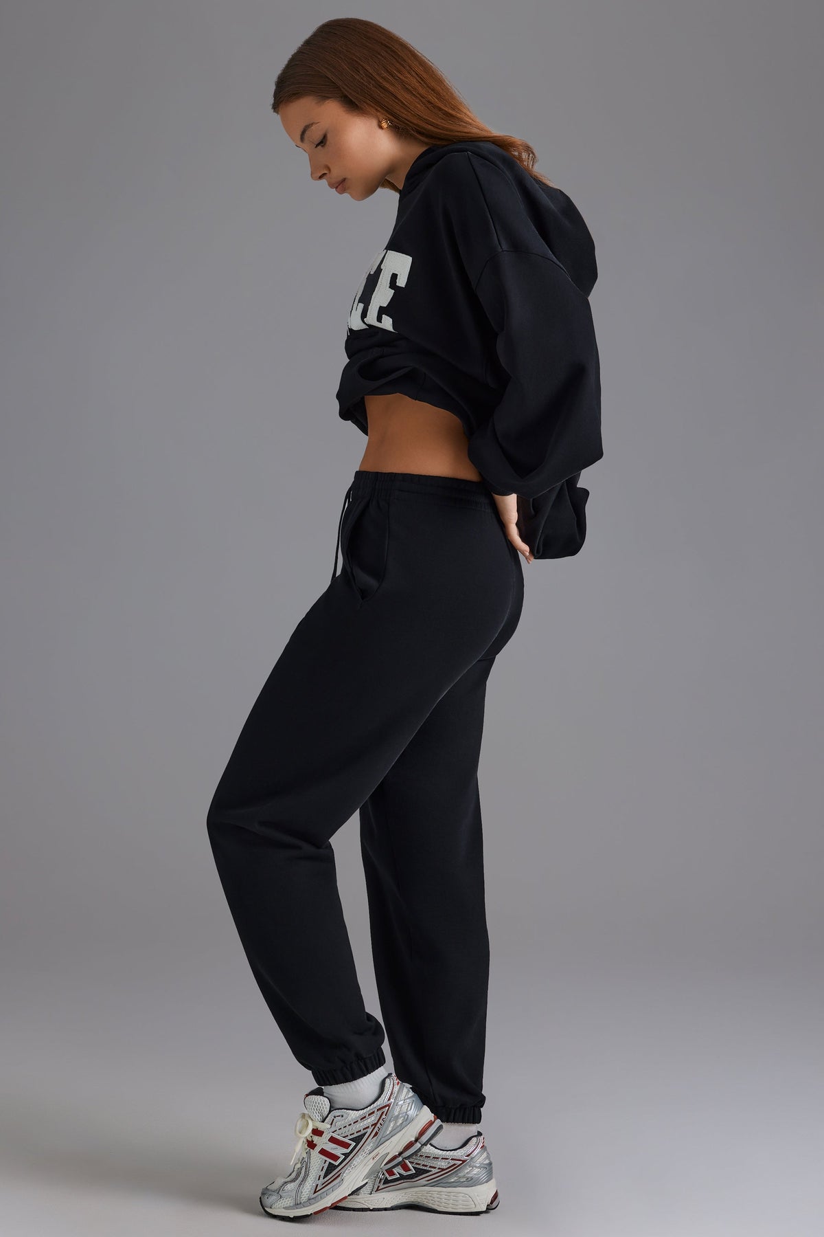 Chic Soft Cotton Jersey Relaxed Mid-Rise Joggers in Black