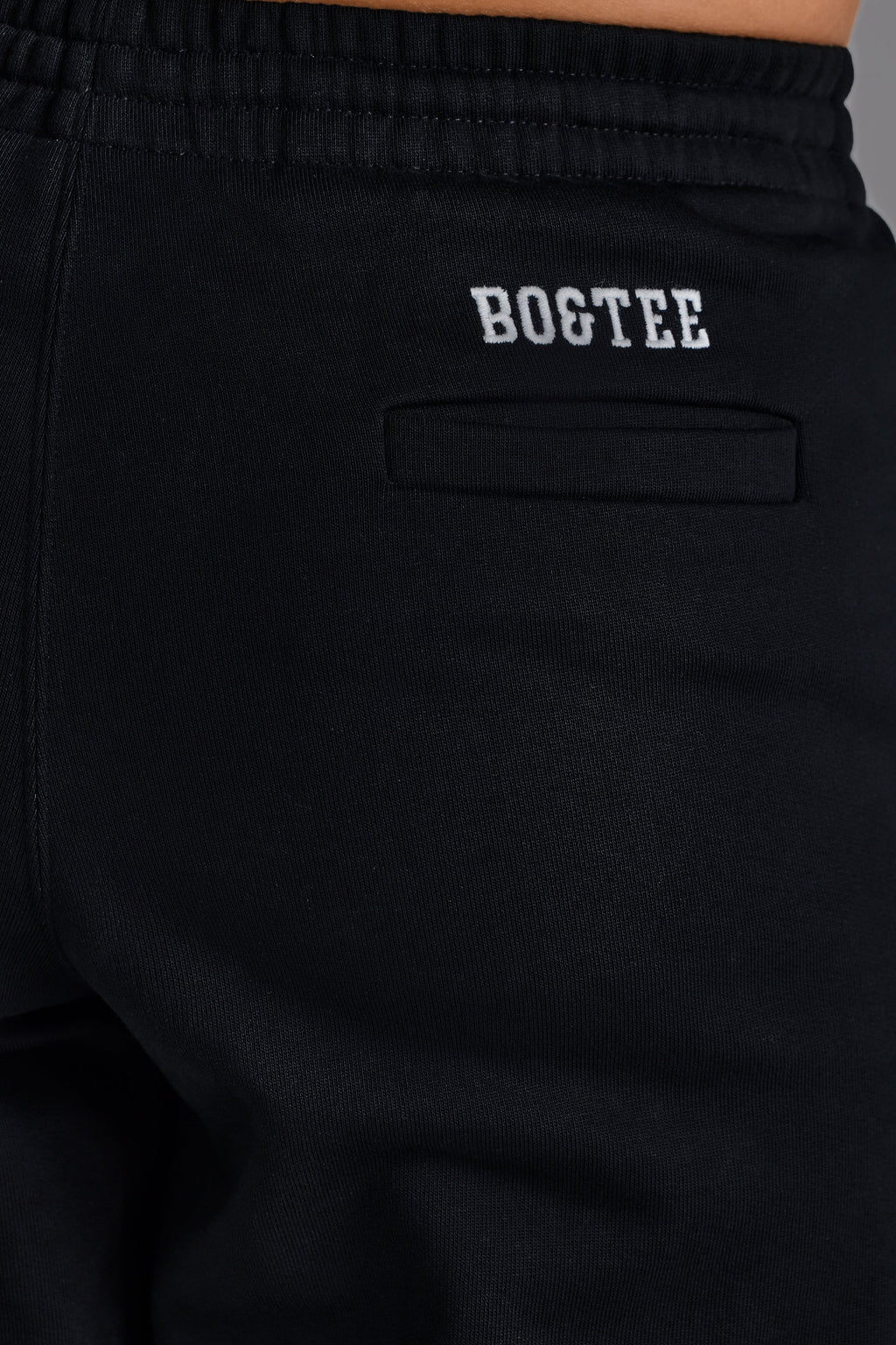 Chic Soft Cotton Jersey Relaxed Mid-Rise Joggers in Black