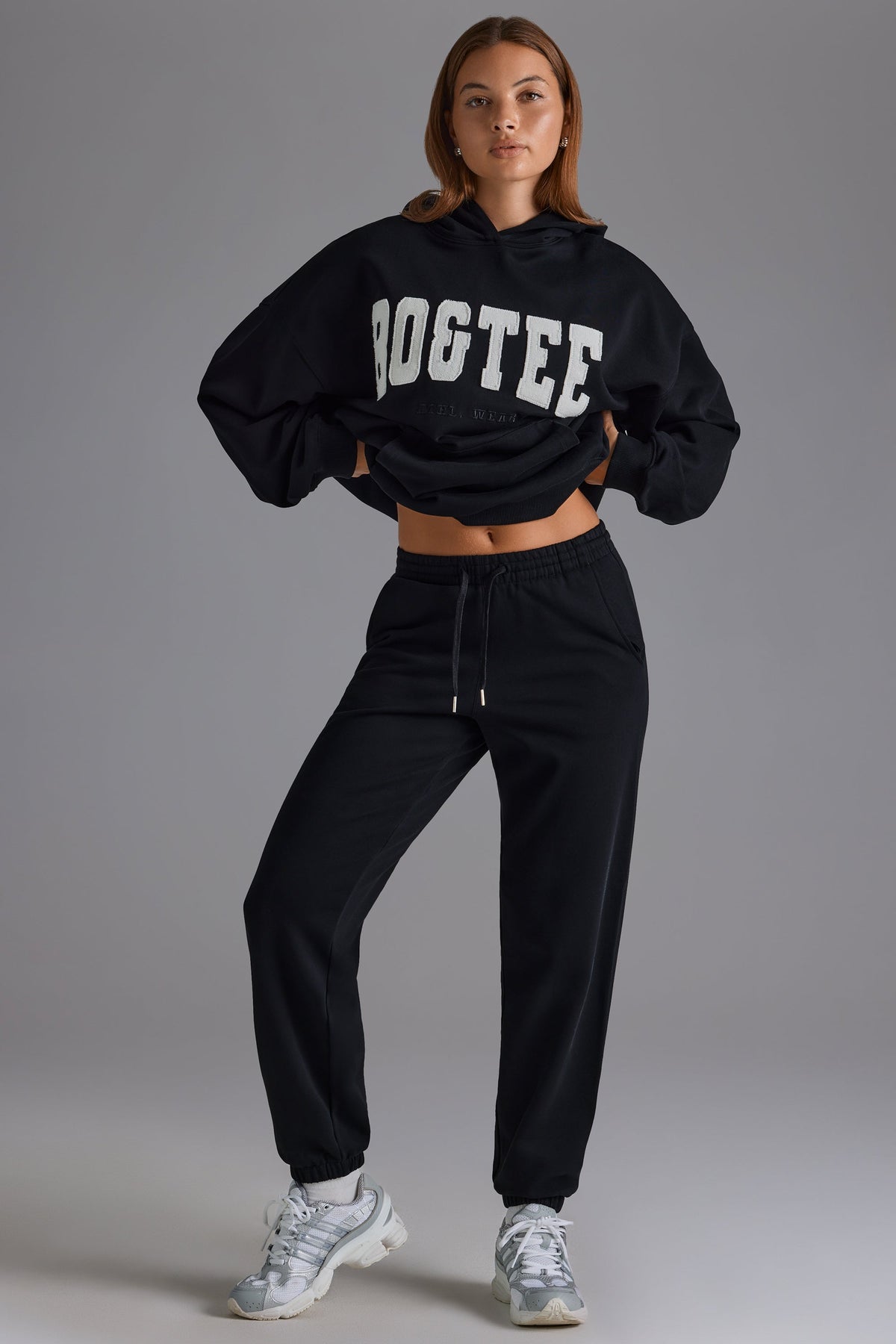 Chic Soft Cotton Jersey Relaxed Mid-Rise Joggers in Black