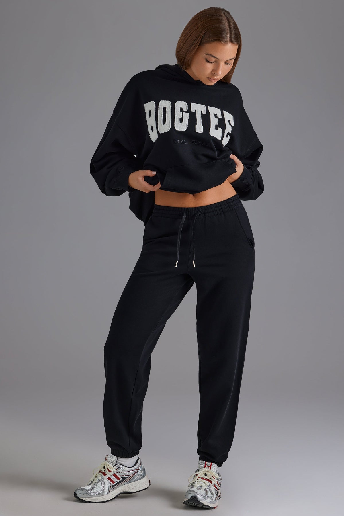 Chic Soft Cotton Jersey Relaxed Mid-Rise Joggers in Black