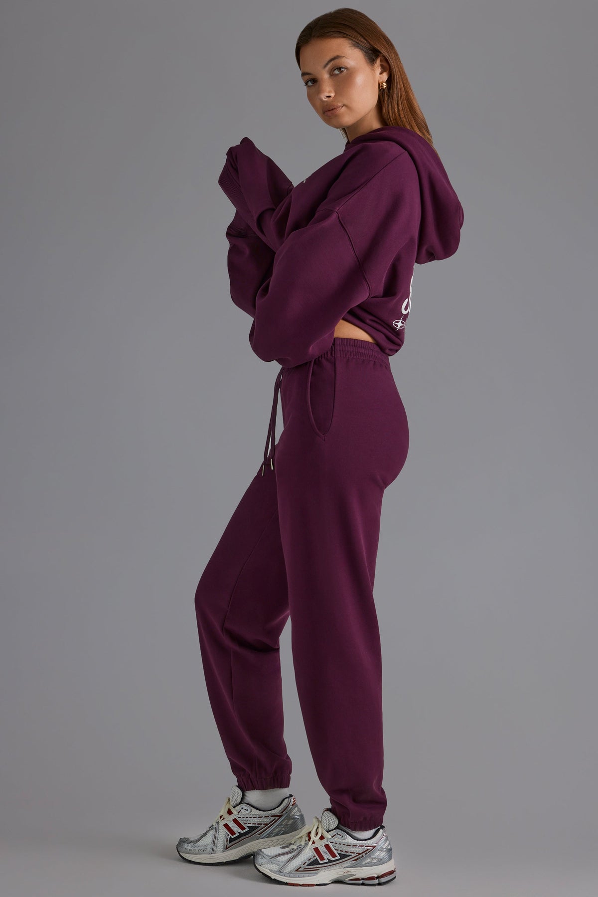 Chic Soft Cotton Jersey Relaxed Mid-Rise Joggers in Grape