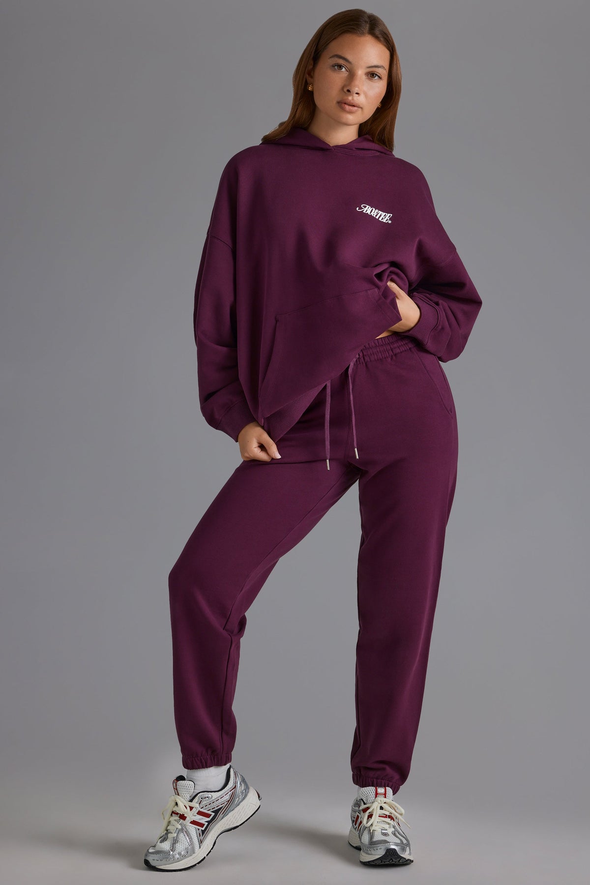 Chic Soft Cotton Jersey Relaxed Mid-Rise Joggers in Grape
