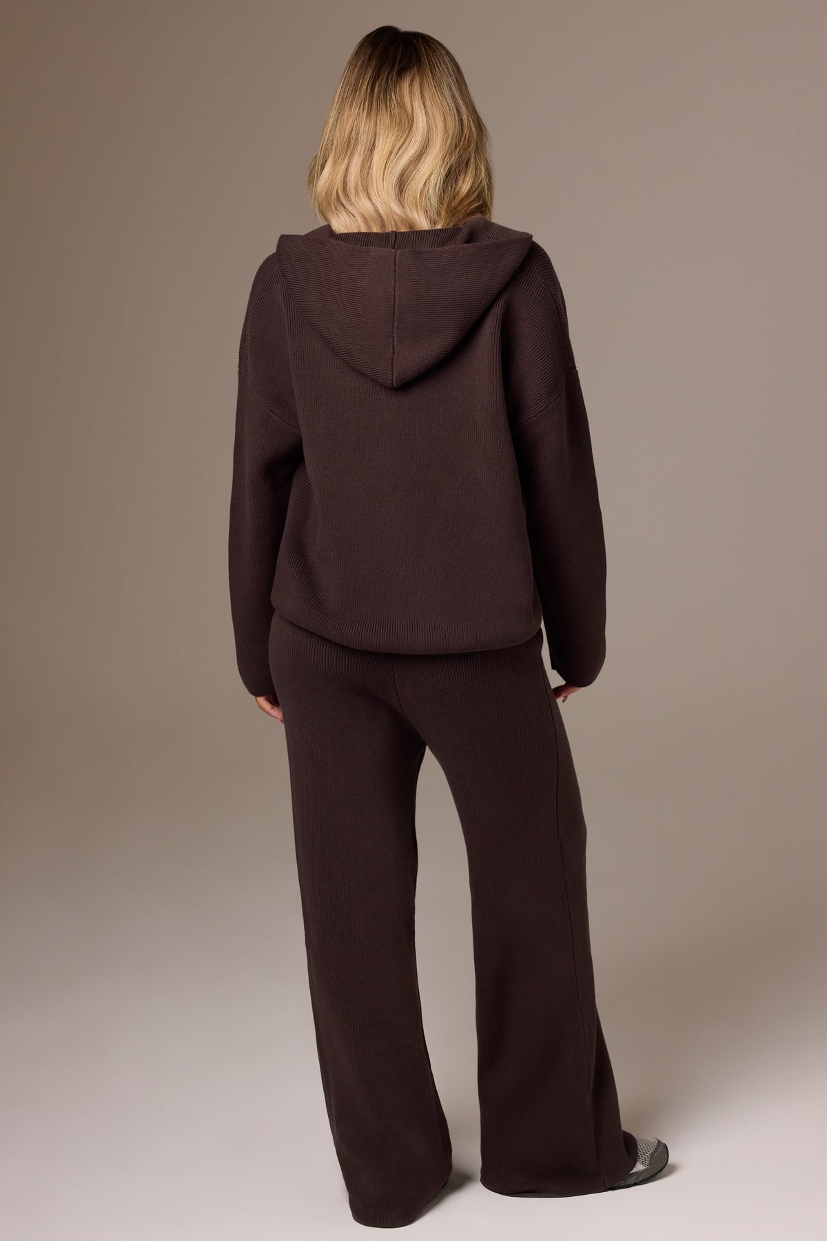 Chic Ribbed Knit Wide-Leg Joggers in Pecan