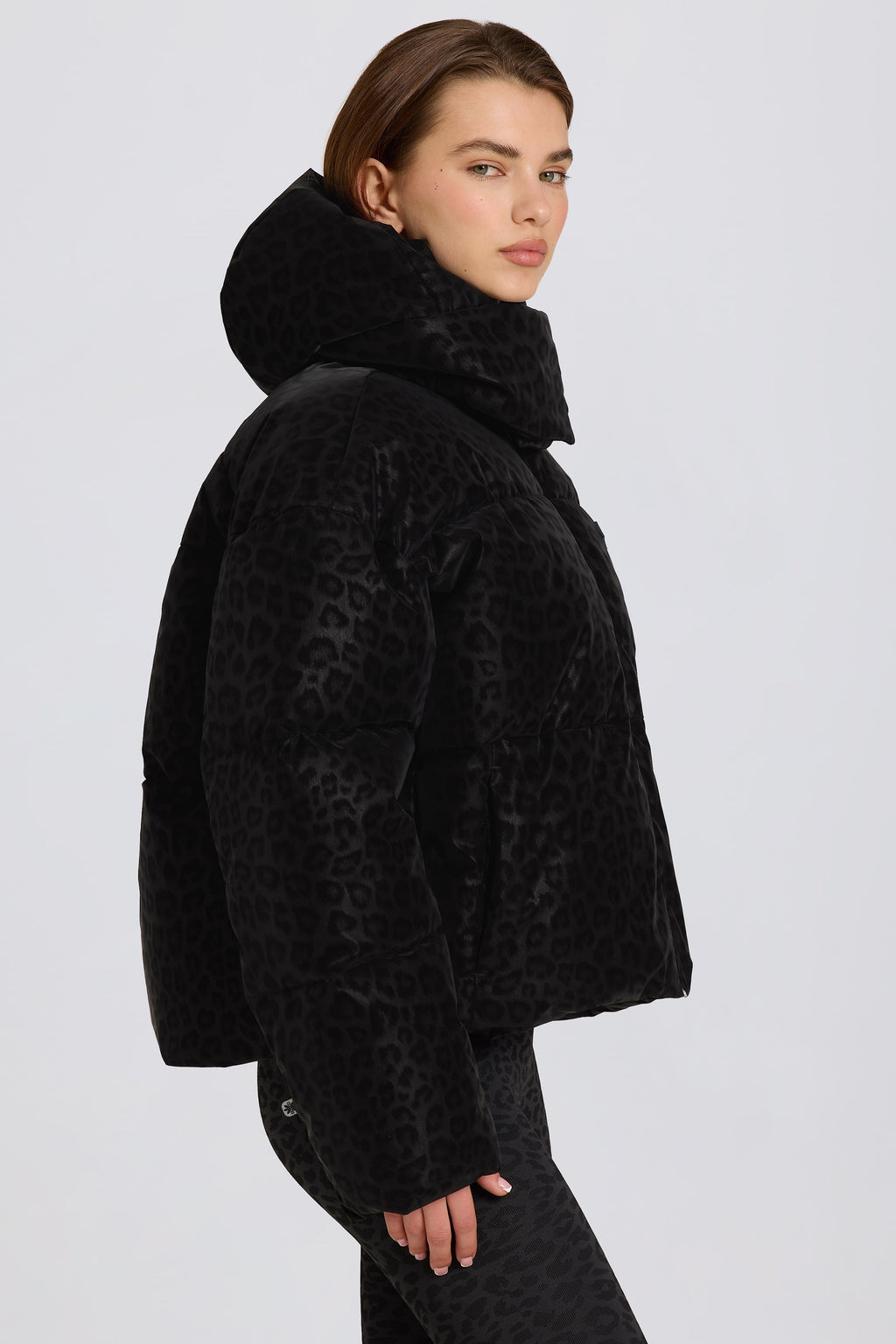 Chic Waterproof Cropped Oversized Ski Jacket in Black Leopard