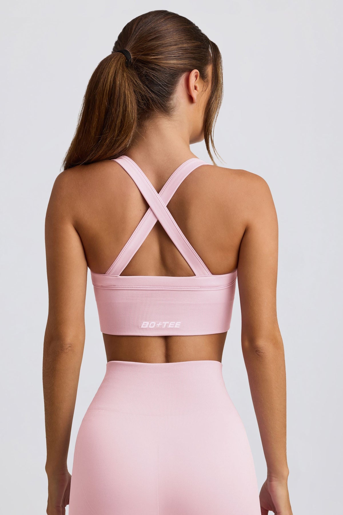 Chic Super Sculpt Seamless Crossback Sports Bra in Soft Pink