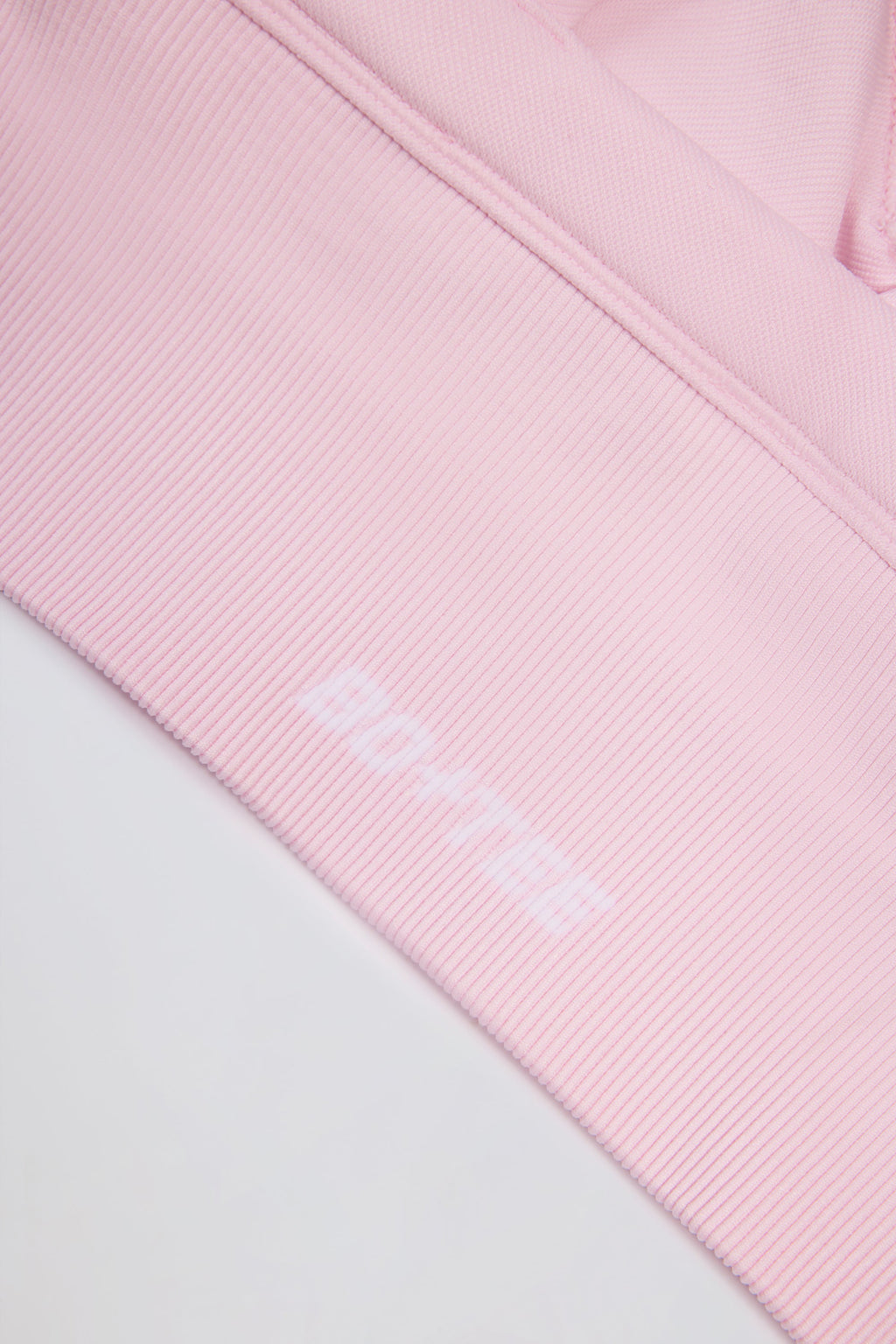Chic Super Sculpt Seamless Crossback Sports Bra in Soft Pink