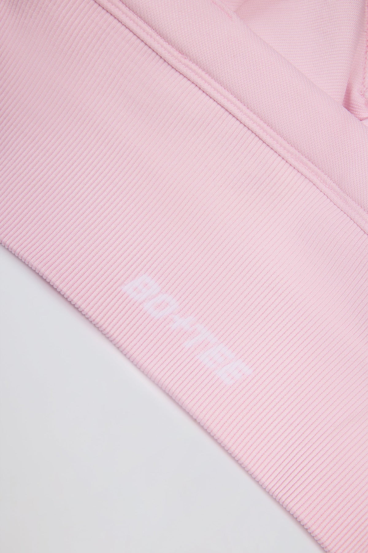 Chic Super Sculpt Seamless Crossback Sports Bra in Soft Pink