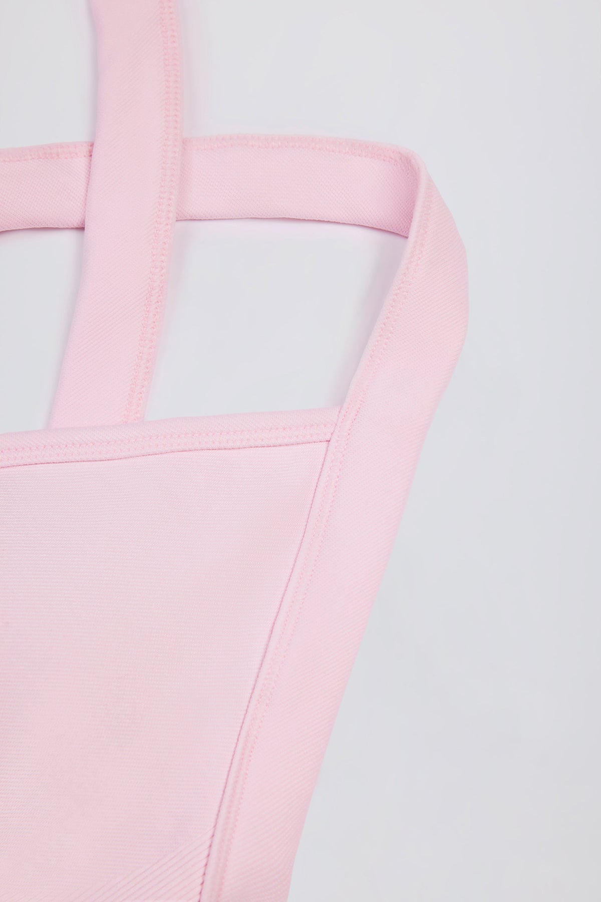Chic Super Sculpt Seamless Crossback Sports Bra in Soft Pink