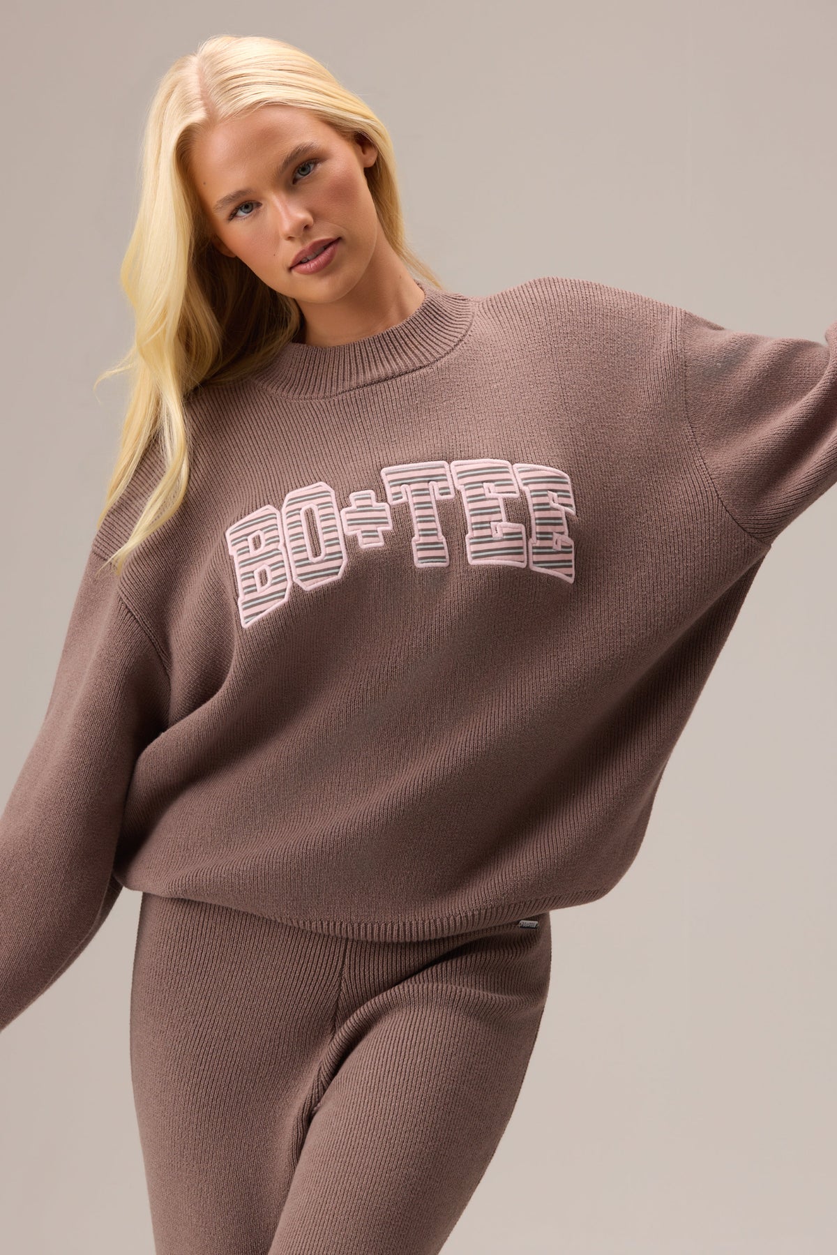 Chic Ribbed Knit Oversized Jumper in Chestnut