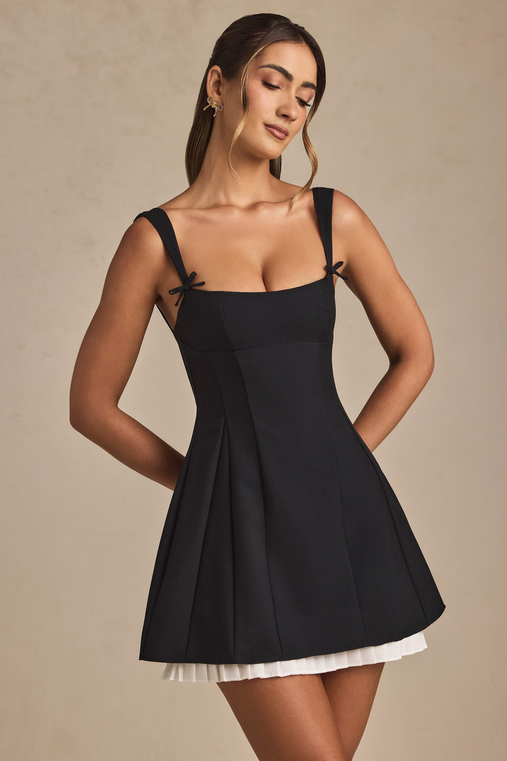 Chic Bow-Detail Pleated A-Line Mini Dress in Black