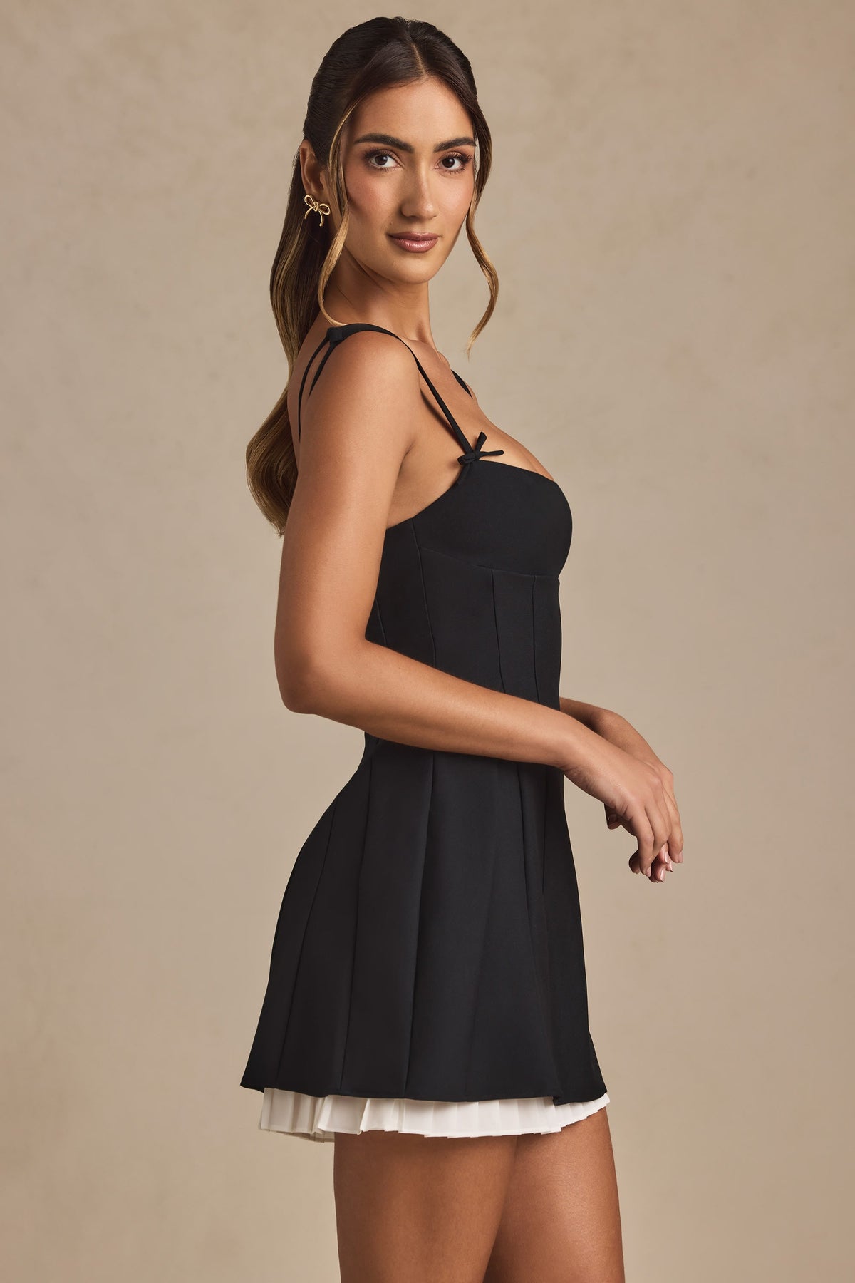 Chic Bow-Detail Pleated A-Line Mini Dress in Black