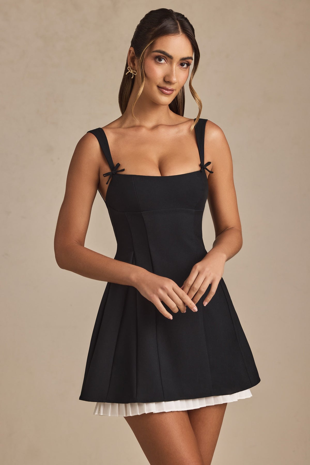 Chic Bow-Detail Pleated A-Line Mini Dress in Black