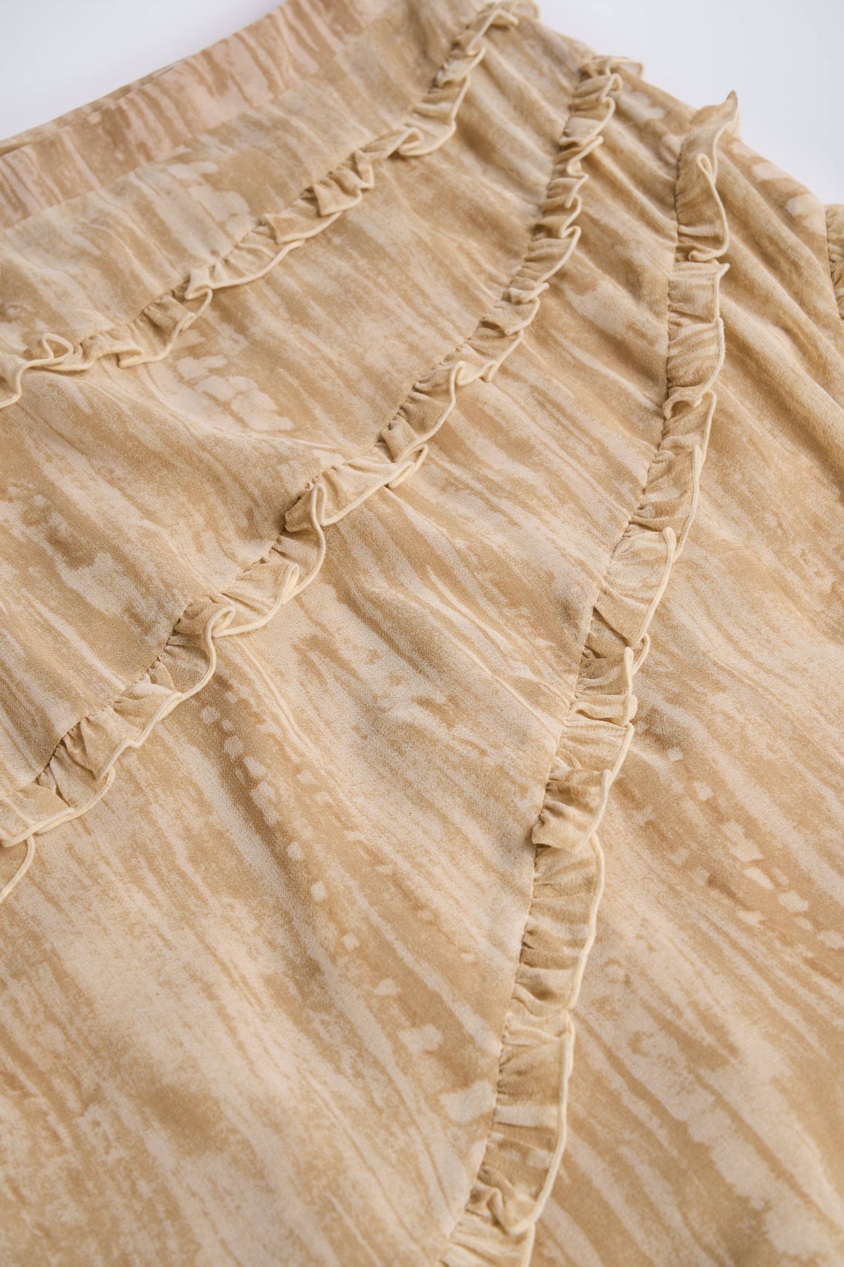 Chic Ruffled Asymmetric Mid-Rise Maxi Skirt in Tan Print