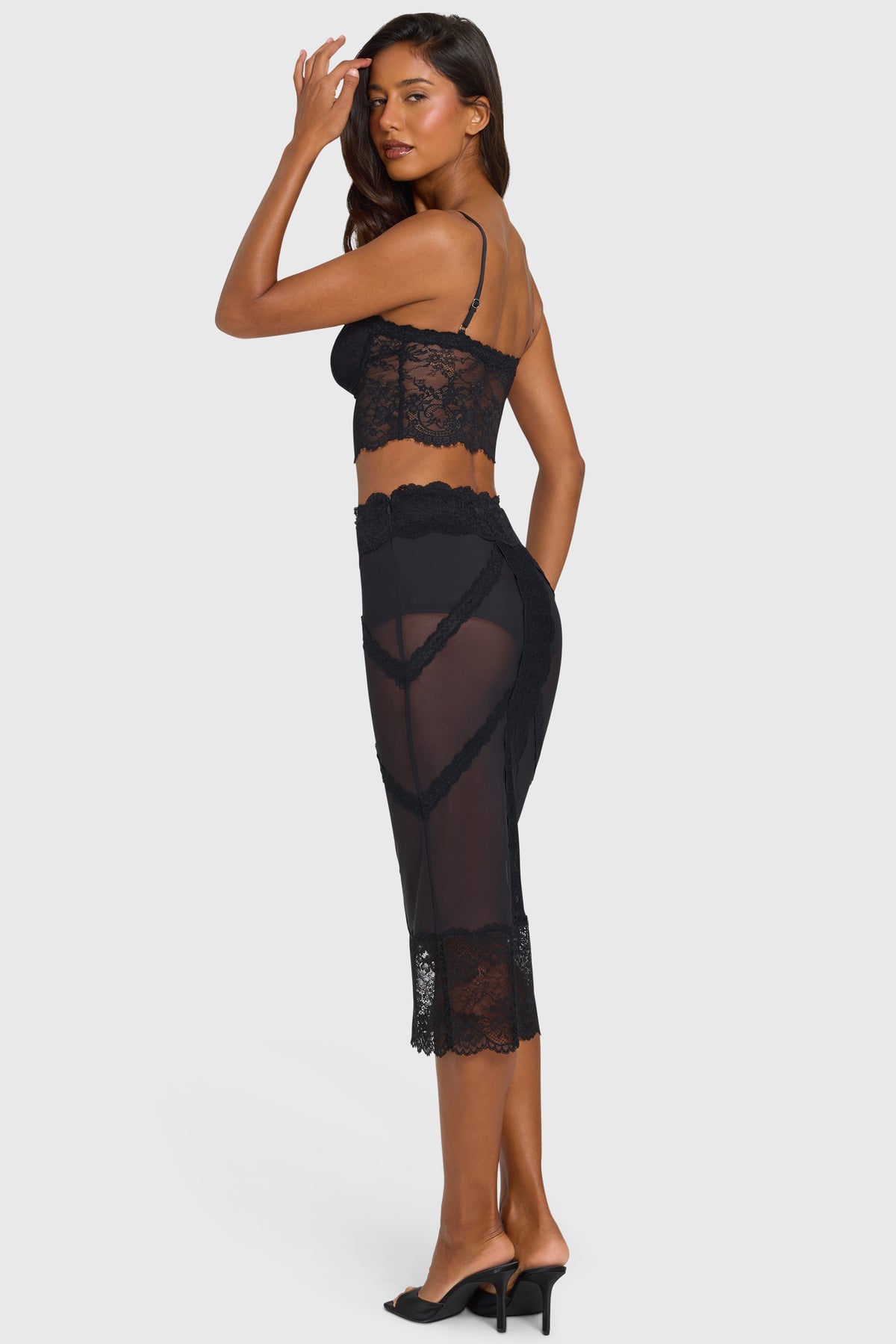 Chic Placed Lace-Trim Mid-Rise Midi Skirt in Black