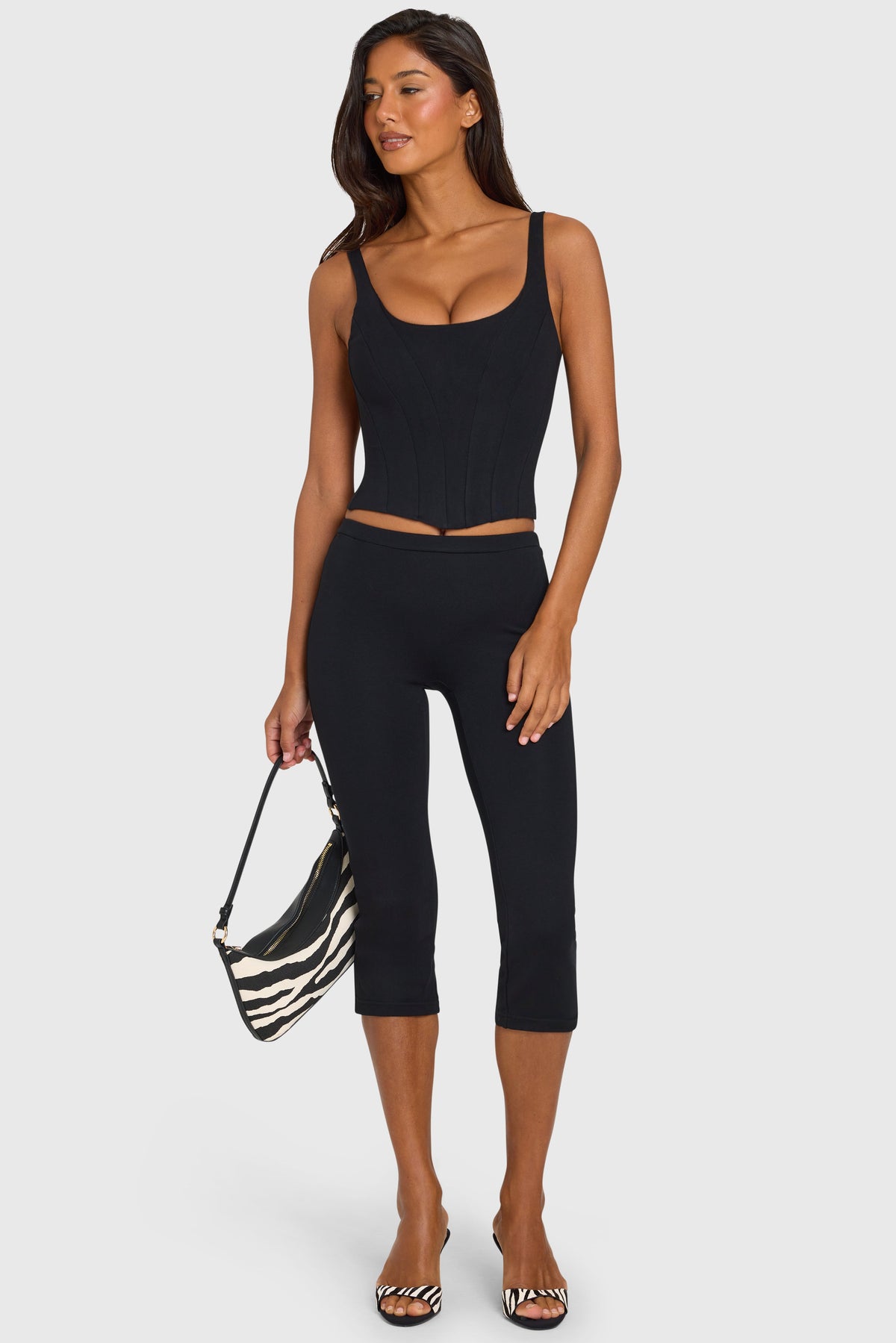 Chic Ponte Capri Leggings in Black