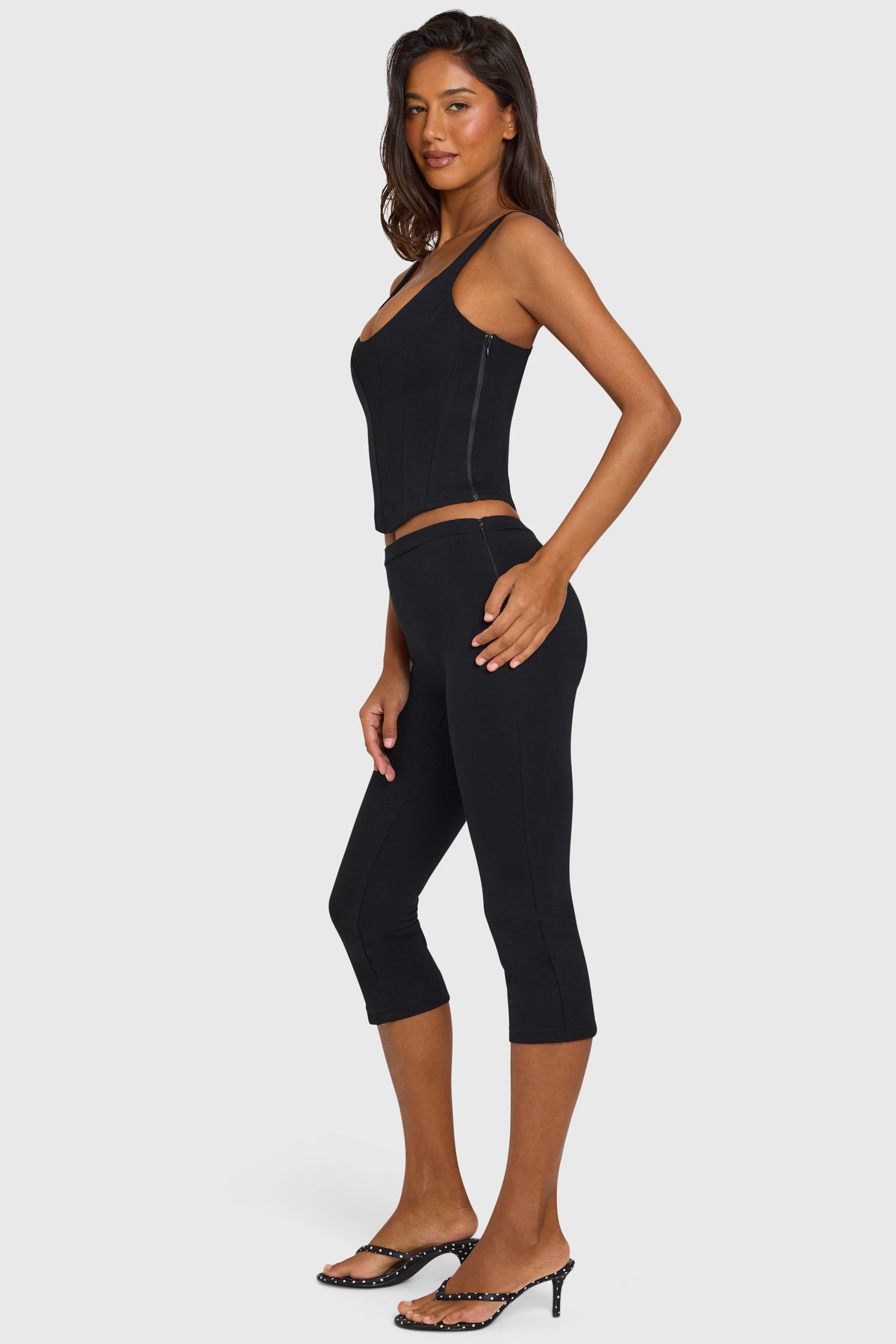 Chic Ponte Capri Leggings in Black