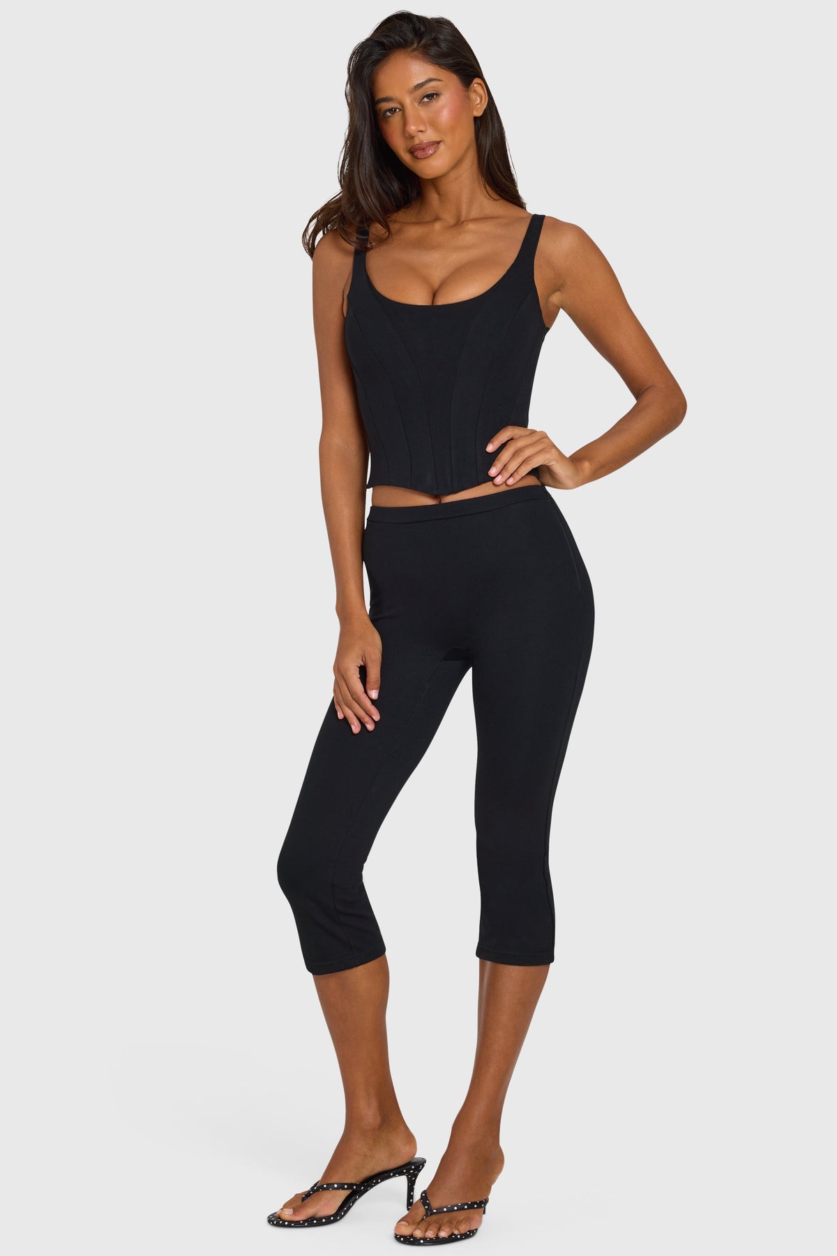 Chic Ponte Capri Leggings in Black