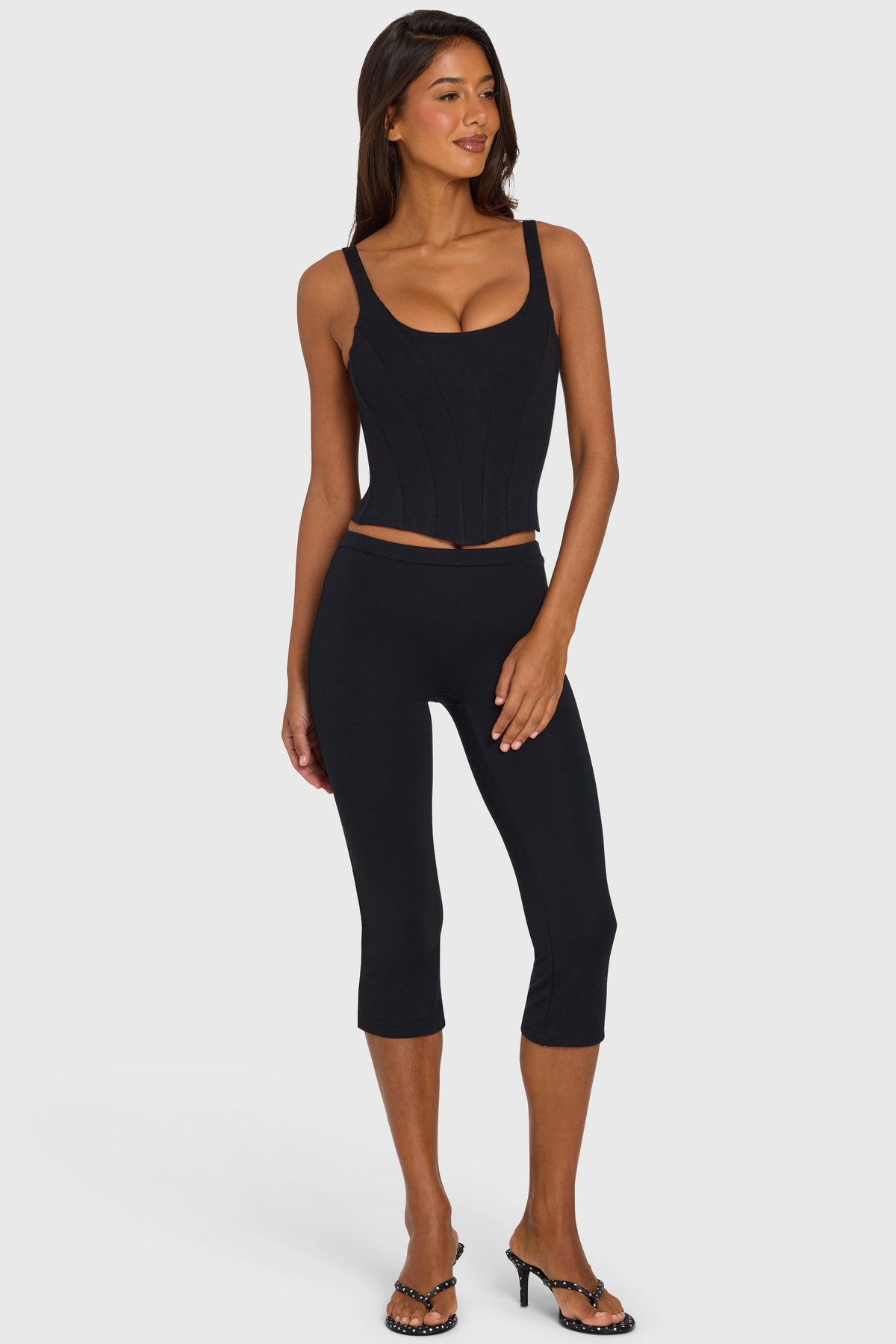 Chic Ponte Capri Leggings in Black