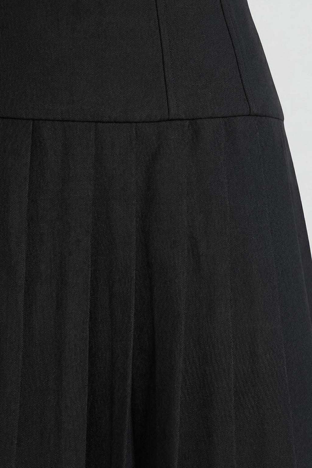 Chic Brushed Twill Drop Waist Kilt Mini Dress in Black