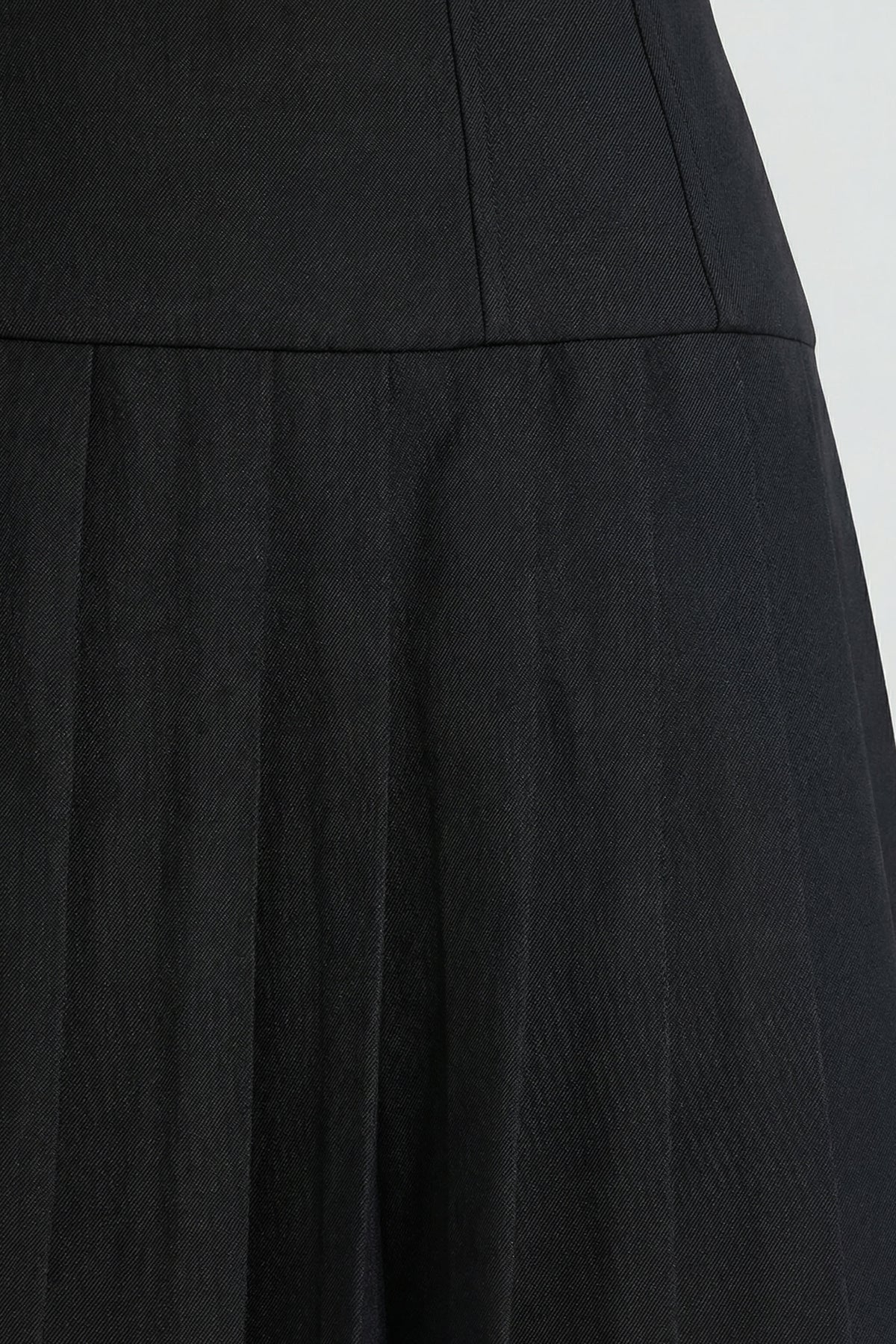 Chic Brushed Twill Drop Waist Kilt Mini Dress in Black