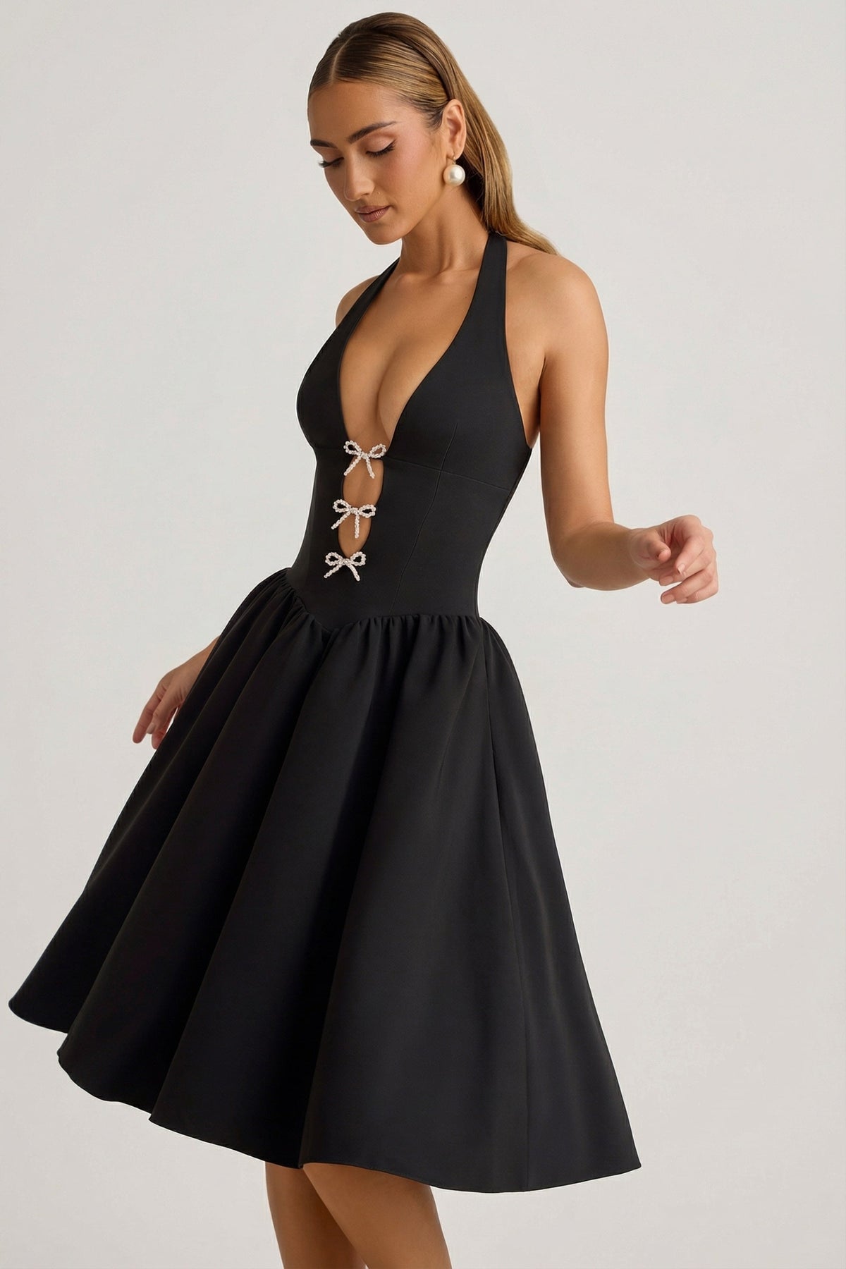 Chic Halterneck Bow-Detail Midi Dress in Black