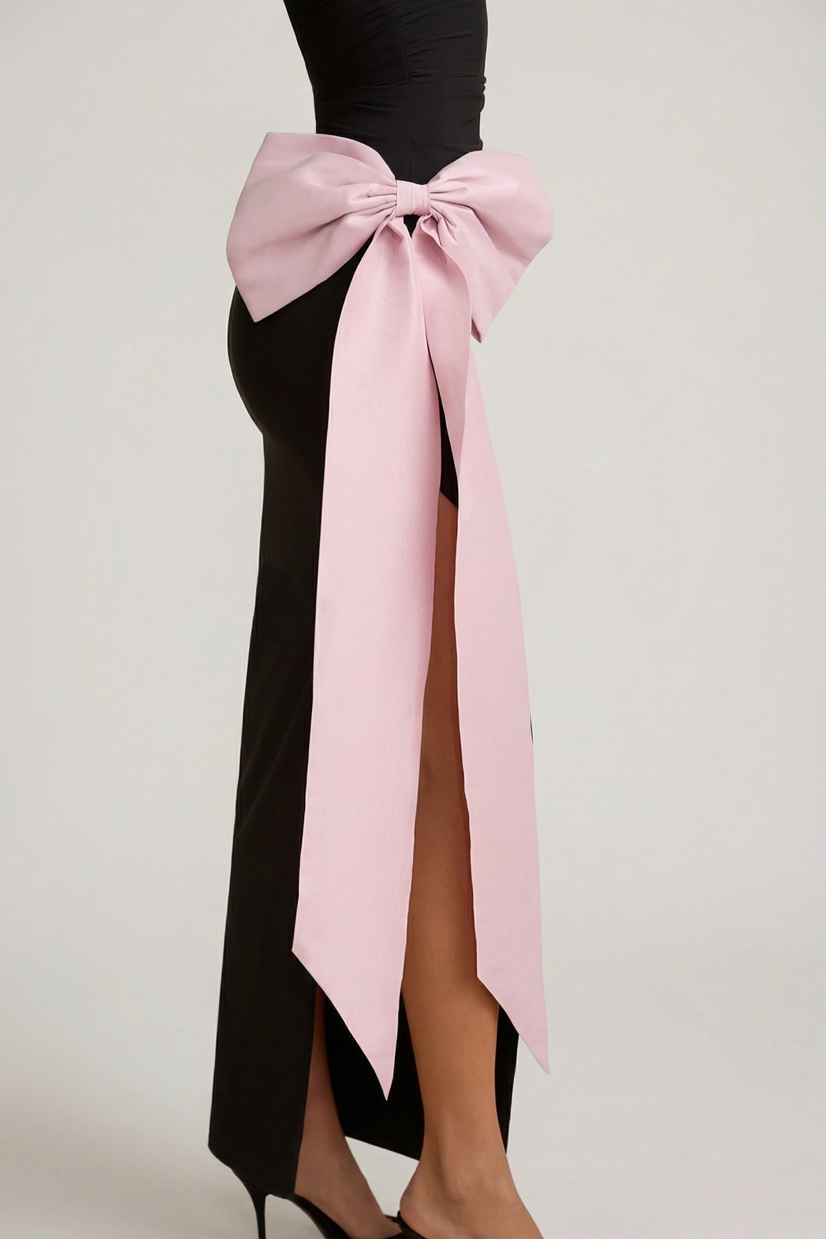 Chic Strapless Bow-Detail Maxi Dress in Black