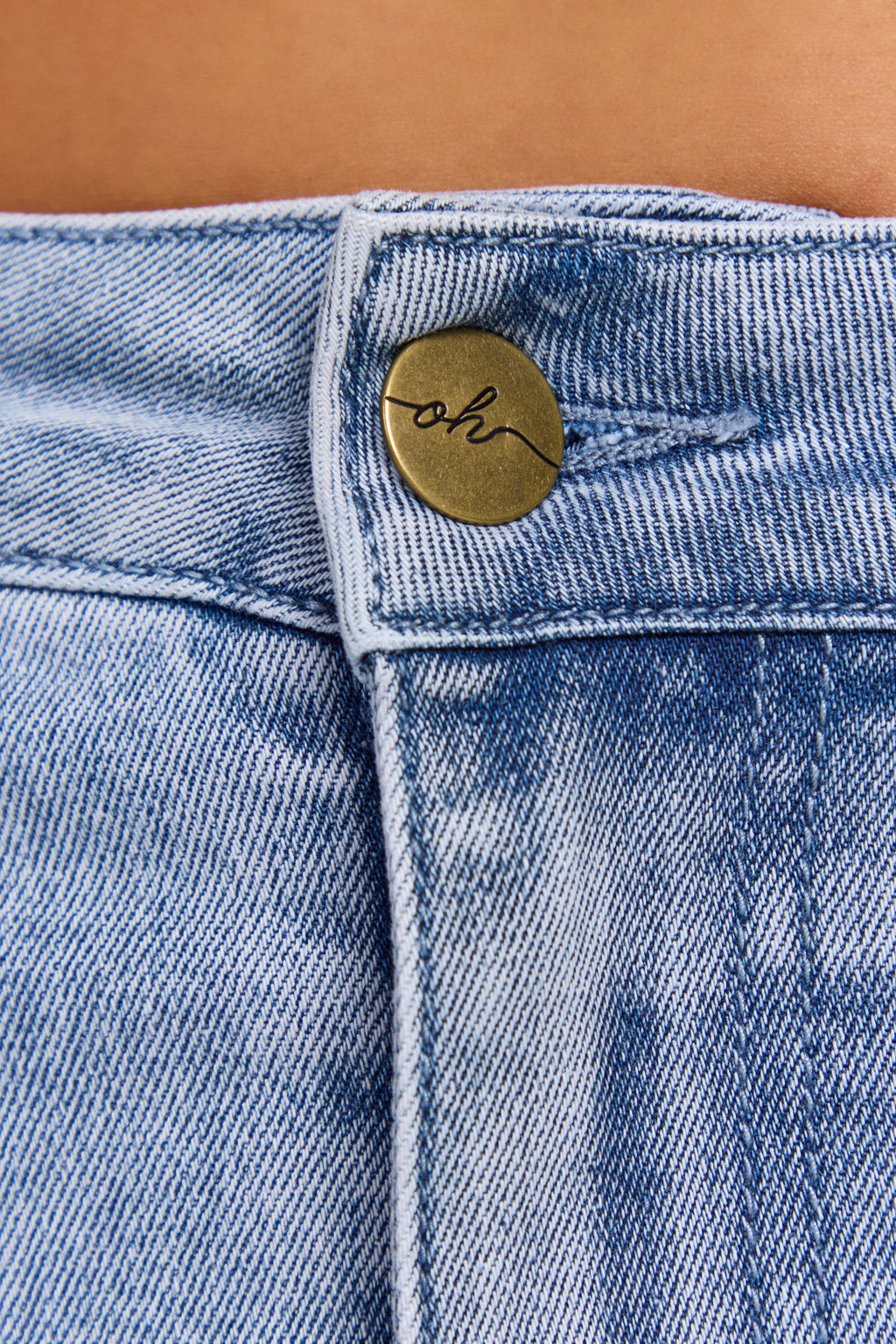 Chic Low-Rise Denim Mini Skirt in Mid-Blue