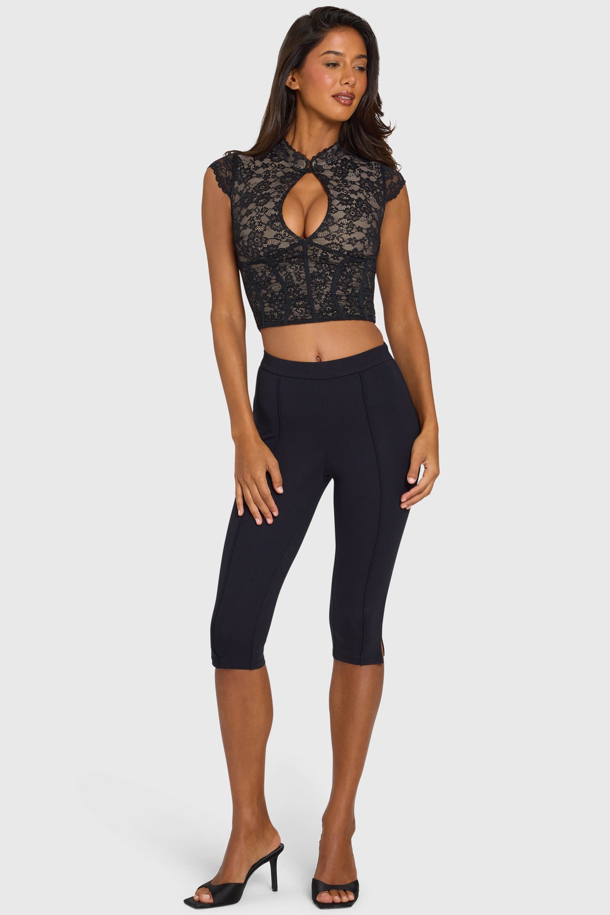 Chic Ponte Capri Leggings in Black