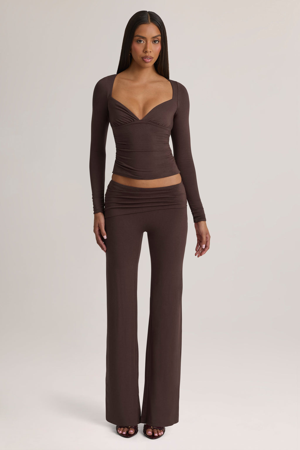 Chic Mid-Rise Straight-Leg Trousers in Chocolate Brown
