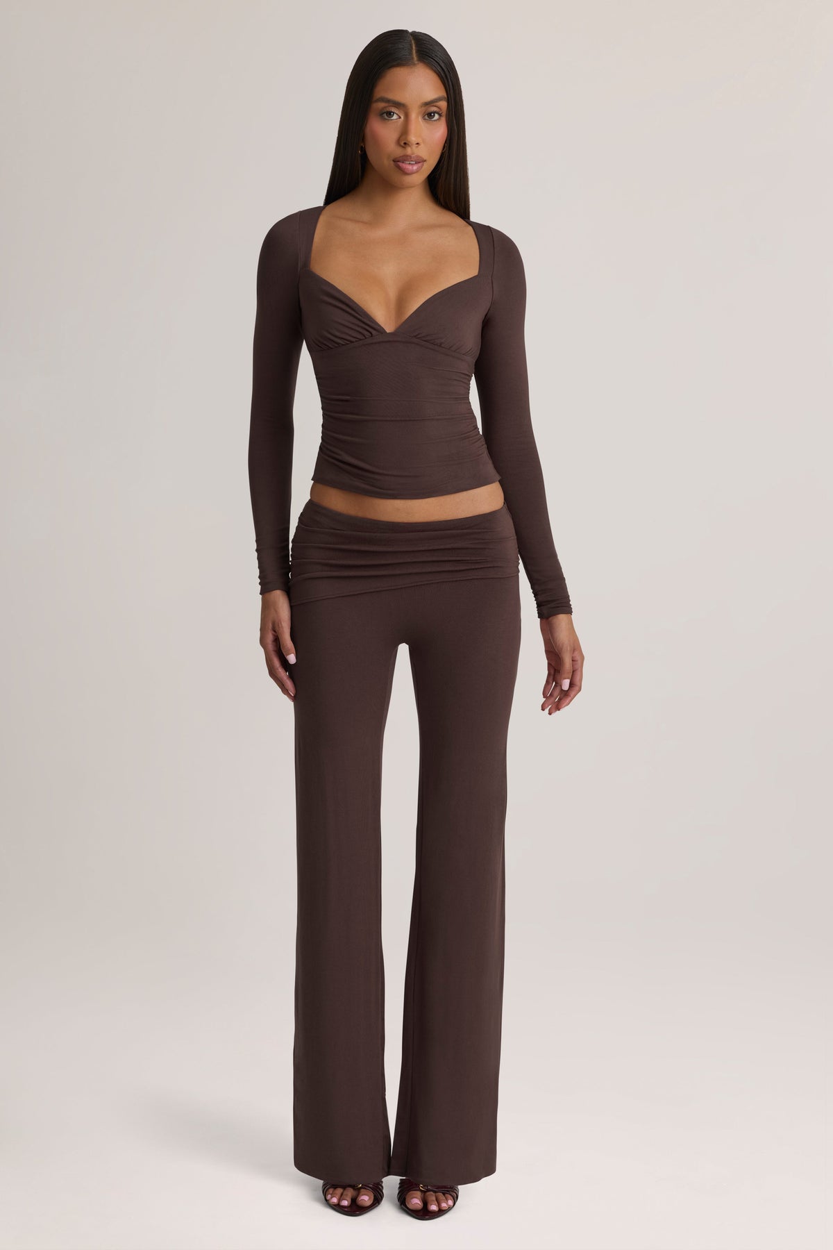 Chic Mid-Rise Straight-Leg Trousers in Chocolate Brown