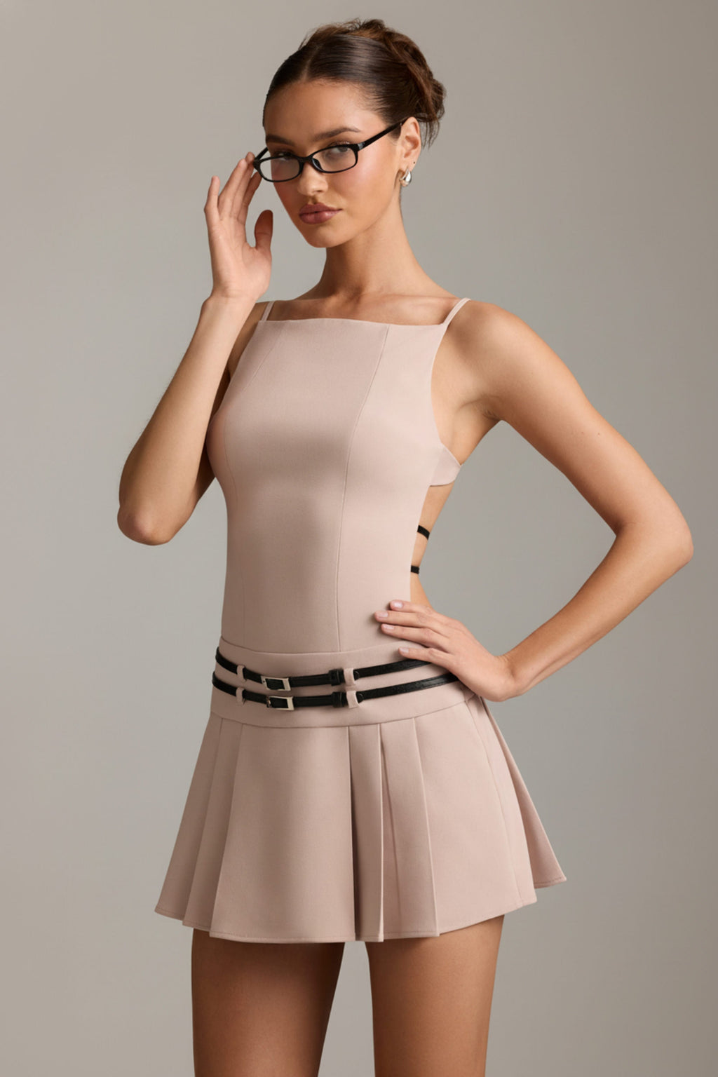 Chic Belted Backless Pleated Mini Dress in Mushroom