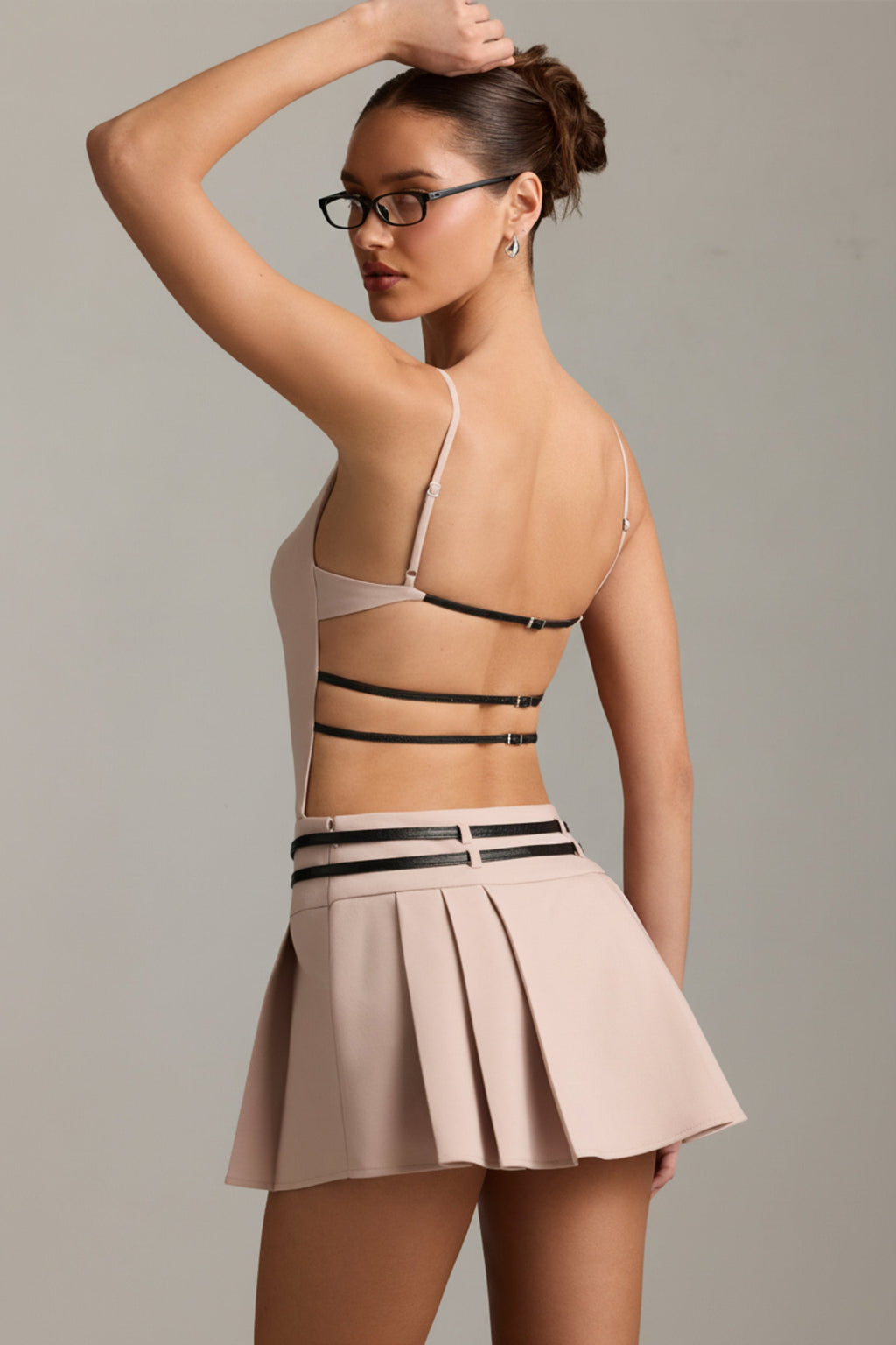 Chic Belted Backless Pleated Mini Dress in Mushroom