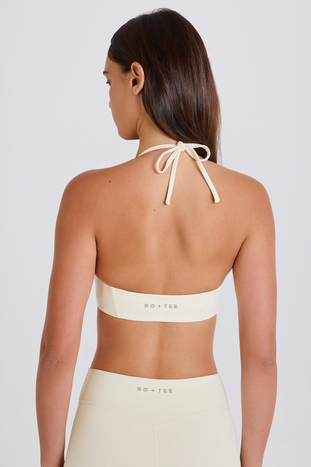 Chic Scoop-Neck Halterneck Sports Bra in Cream