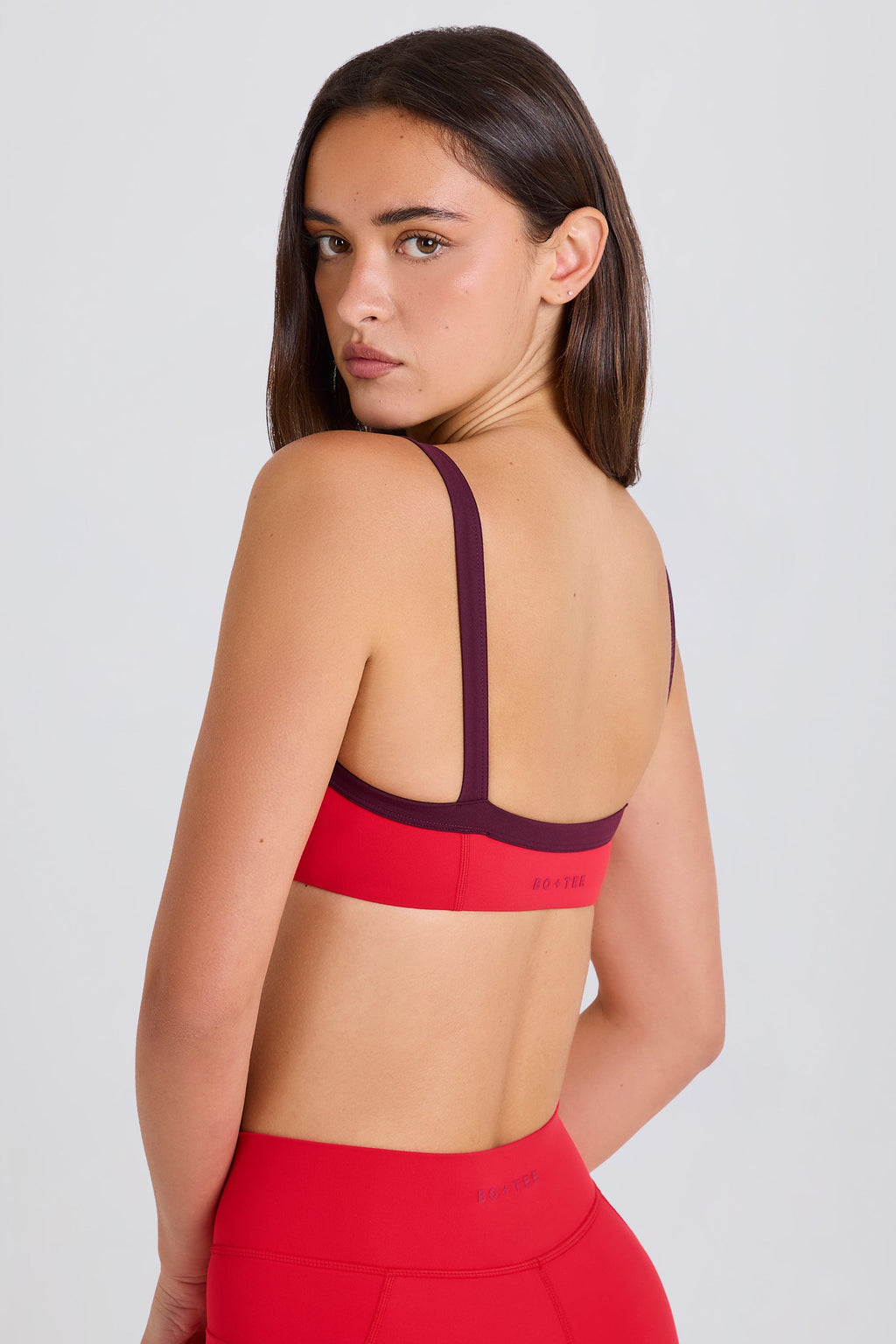 Chic Soft Active Contrast-Trim Sports Bra in Strawberry