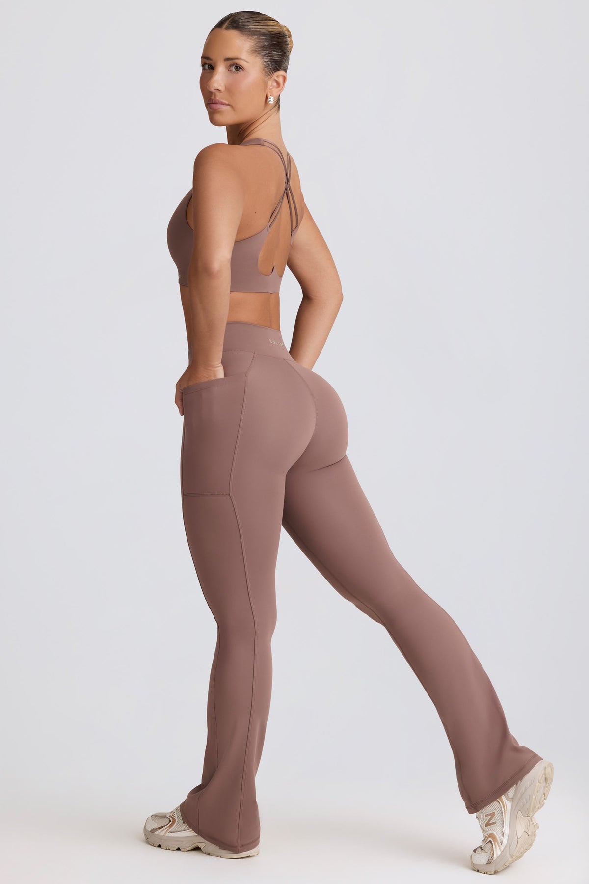 Chic Soft Active V-Waist Pocket Flared Leggings in Mocha