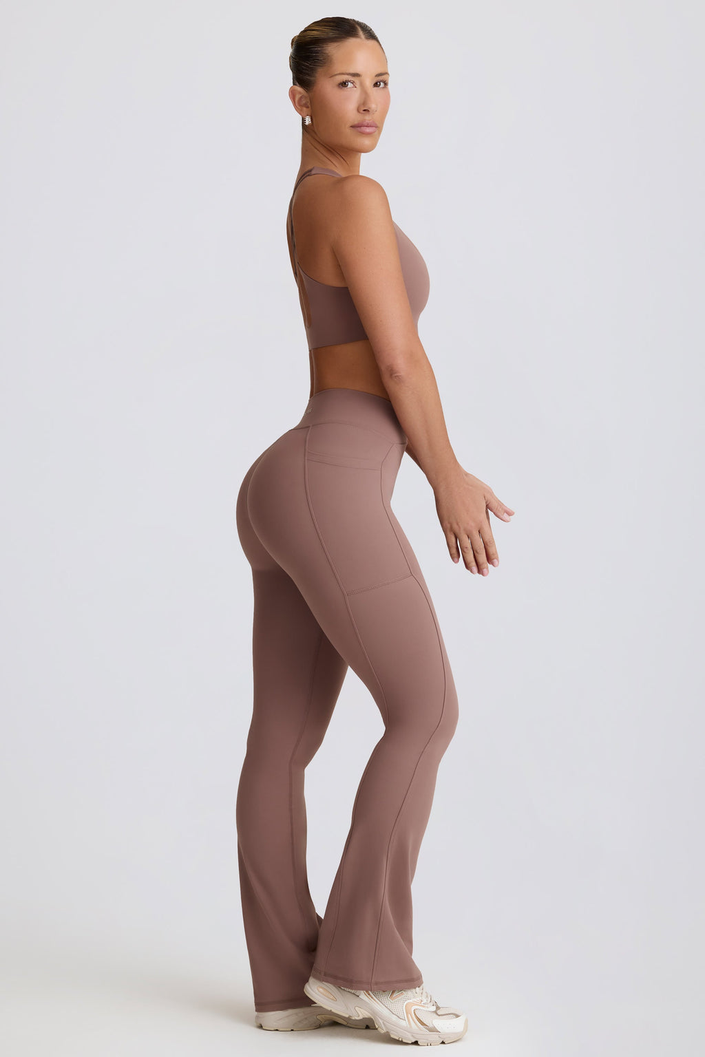 Chic Soft Active V-Waist Pocket Flared Leggings in Mocha
