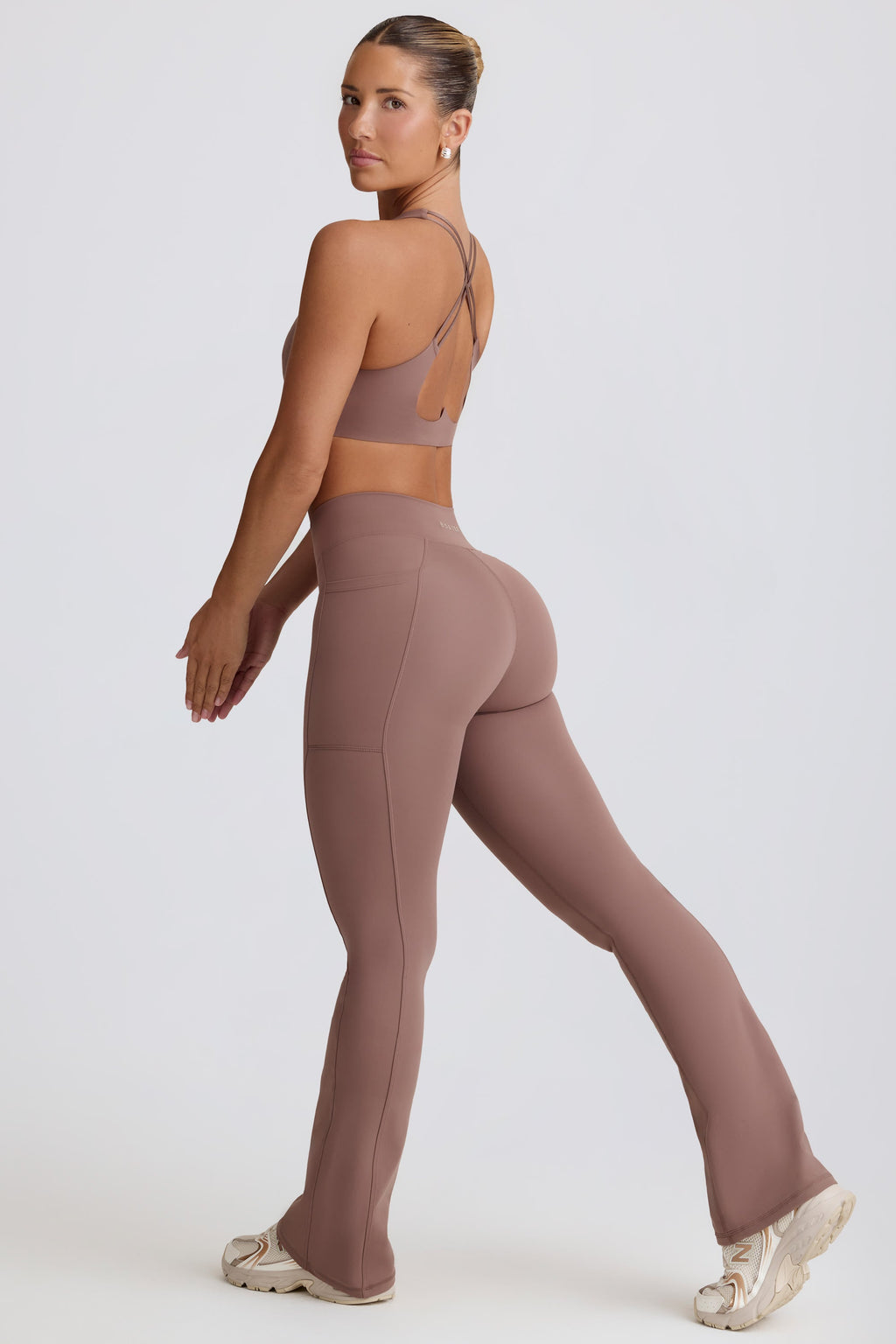 Chic Soft Active V-Waist Pocket Flared Leggings in Mocha