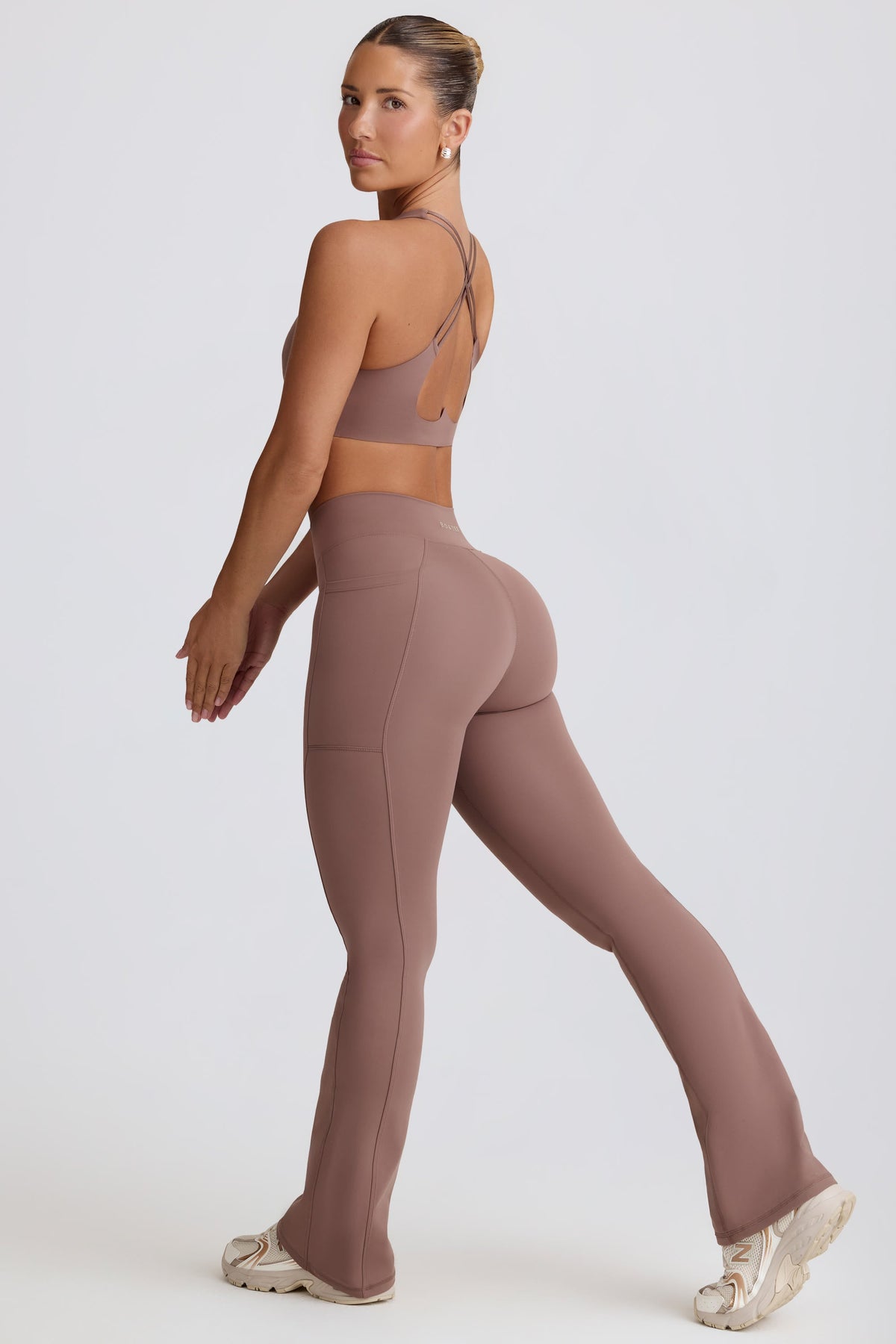 Chic Soft Active V-Waist Pocket Flared Leggings in Mocha