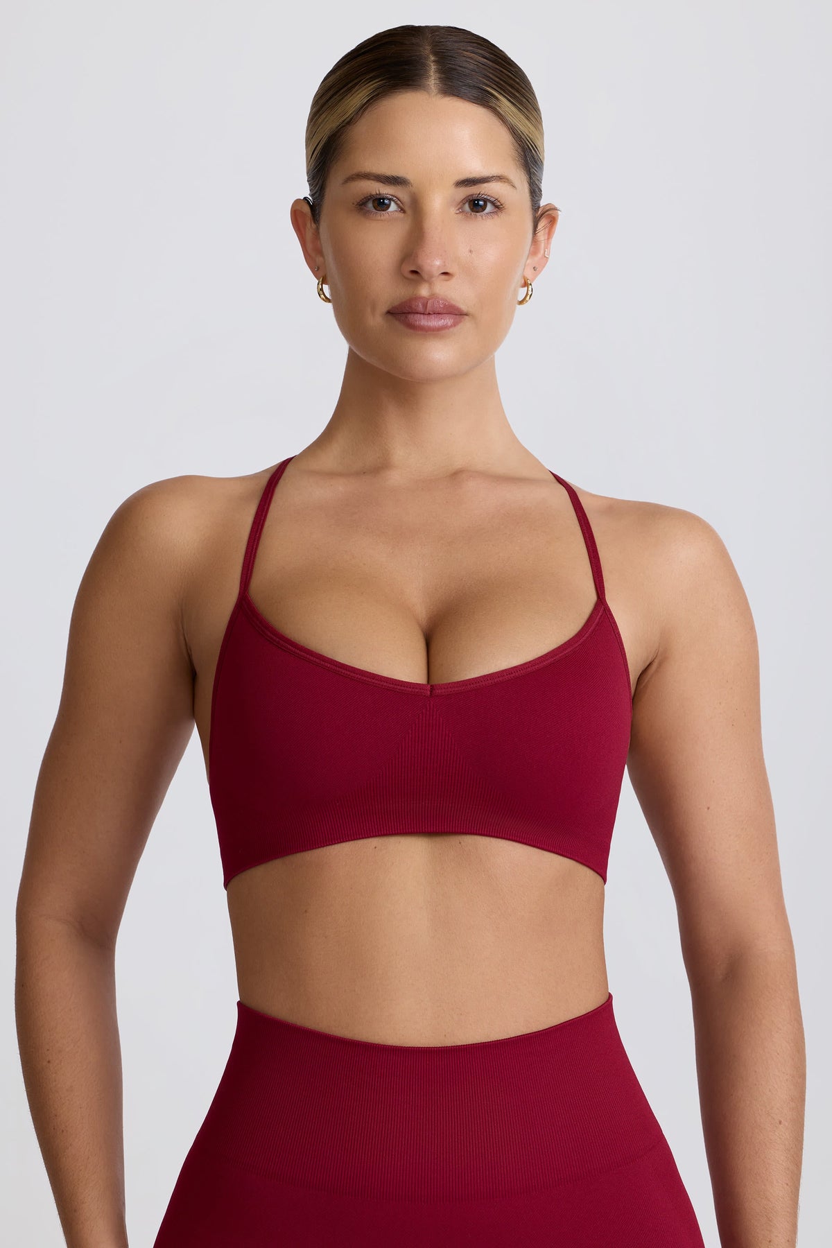 Chic Super Sculpt Seamless Cross-Back Sports Bra in Burgundy