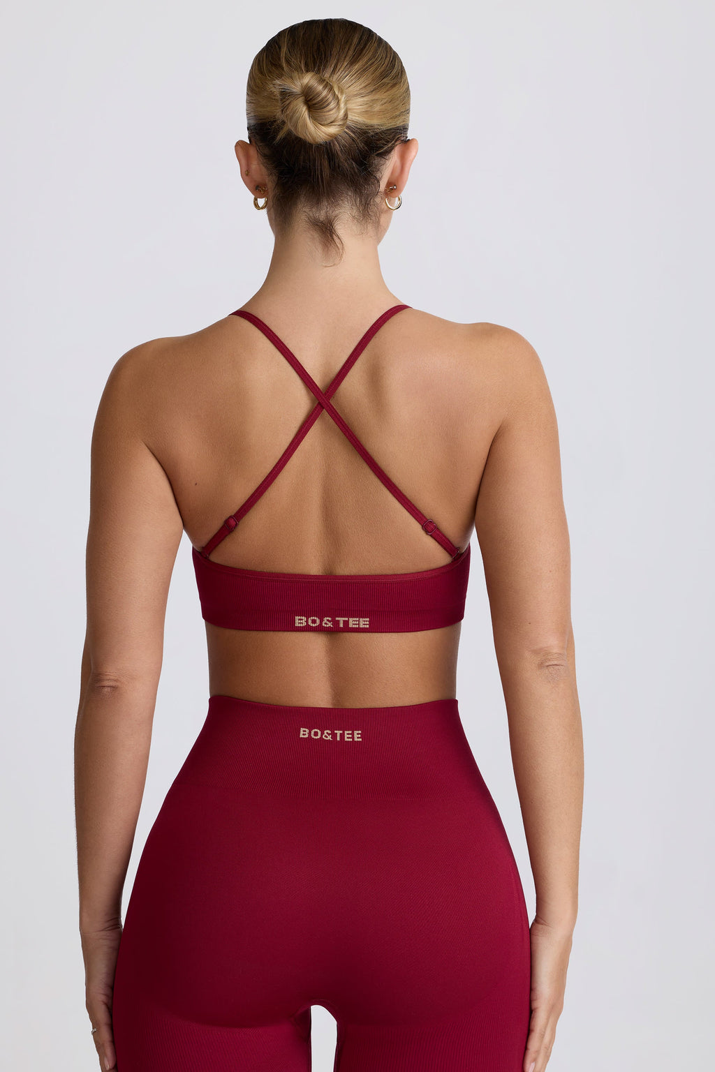 Chic Super Sculpt Seamless Cross-Back Sports Bra in Burgundy